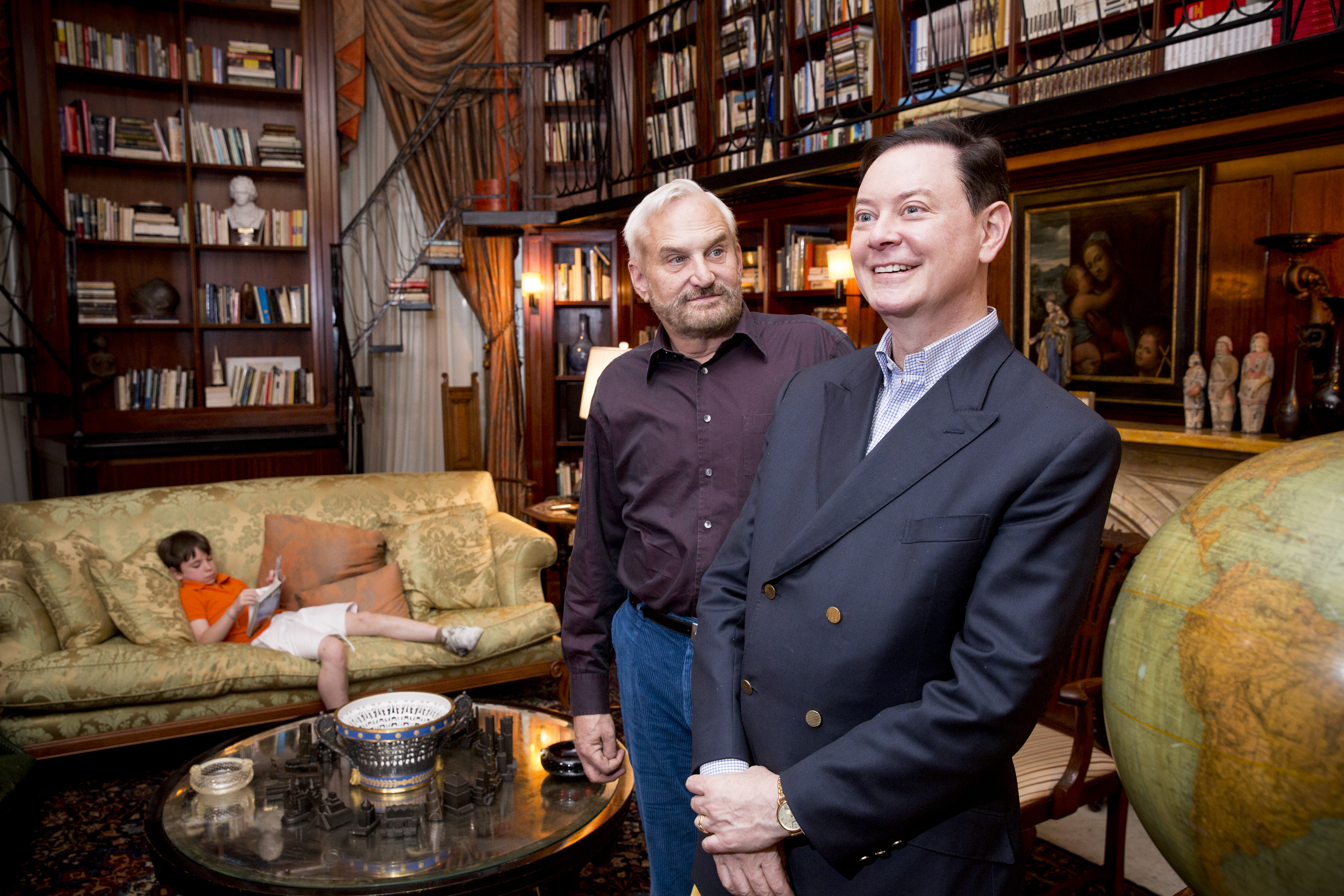 安德魯．所羅門（前）是美國出櫃作家，2007年和男友結婚，2009年透過代理孕母生下一個兒子，透過本刊獨家專訪，他暢談自己同性婚姻的心路歷程，希望能給台灣人一些鼓勵。（攝影：王漢順）