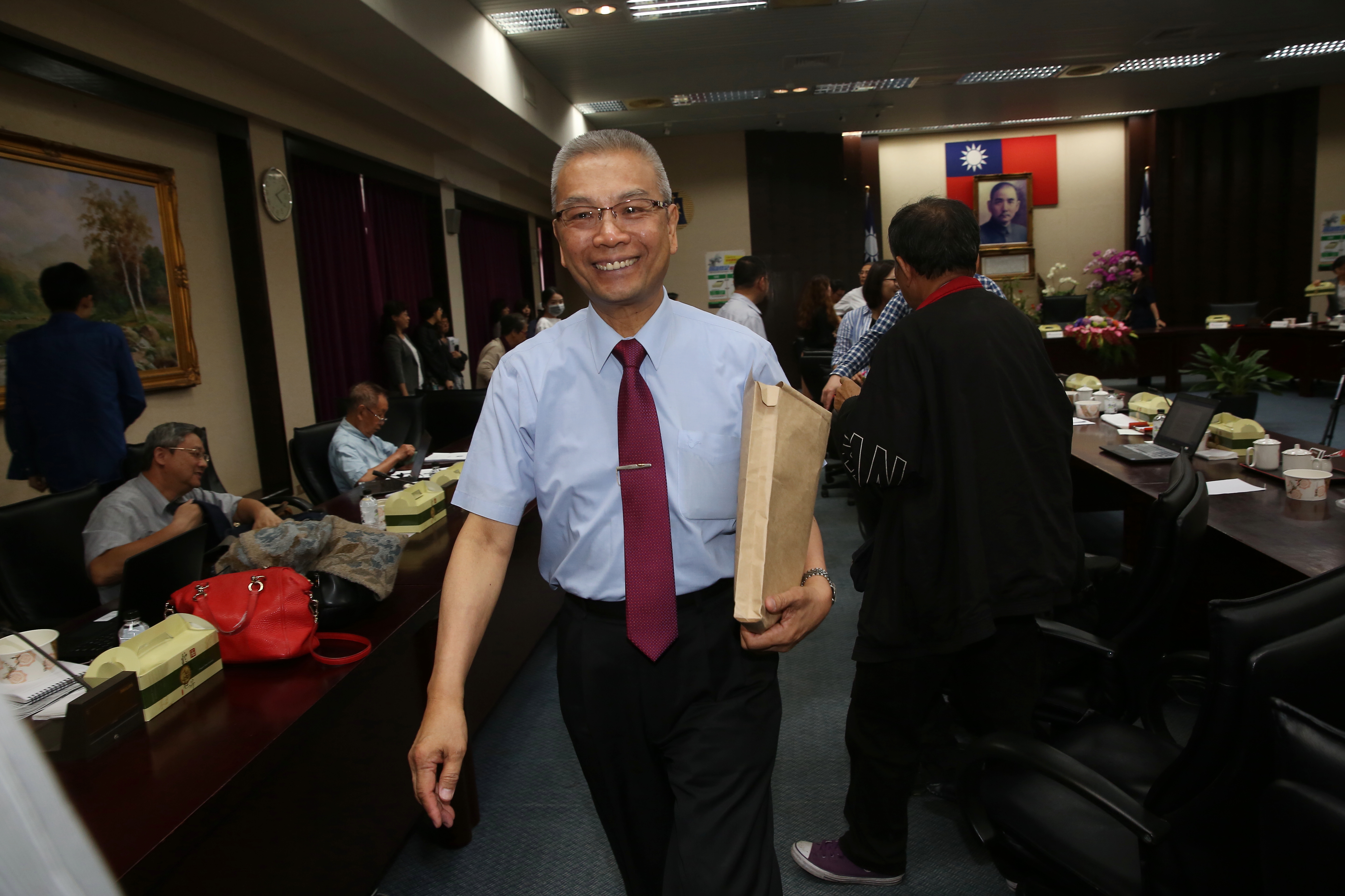 財長許虞哲說：彰銀案會在6月12日前上訴，同時有信心贏得此次委託書徵求戰，確保經營主導權。