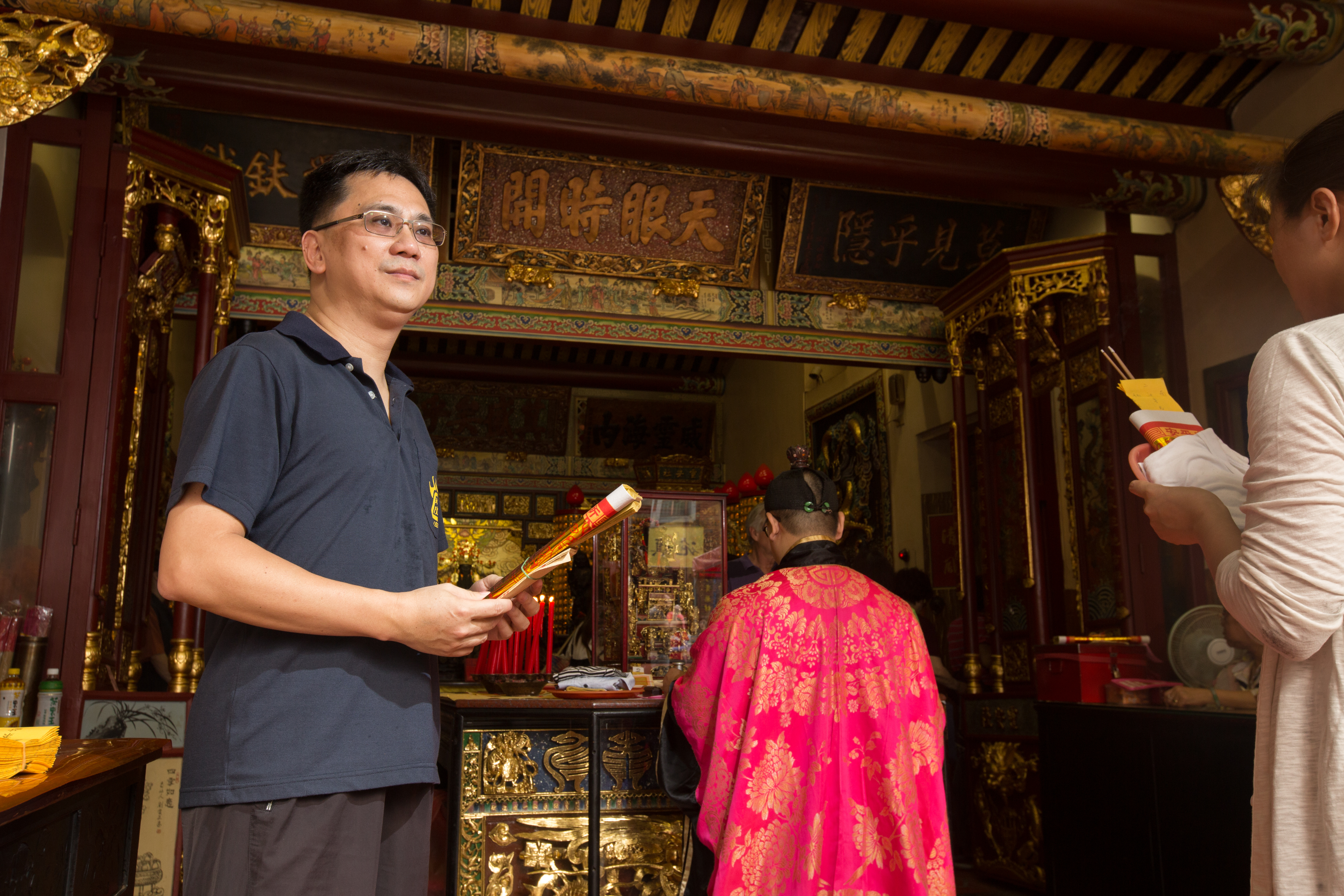 因祖先渡海來台時請城隍爺壓船坐鎮，陳延昶（左1）是台北霞海城隍廟的第7代子孫。