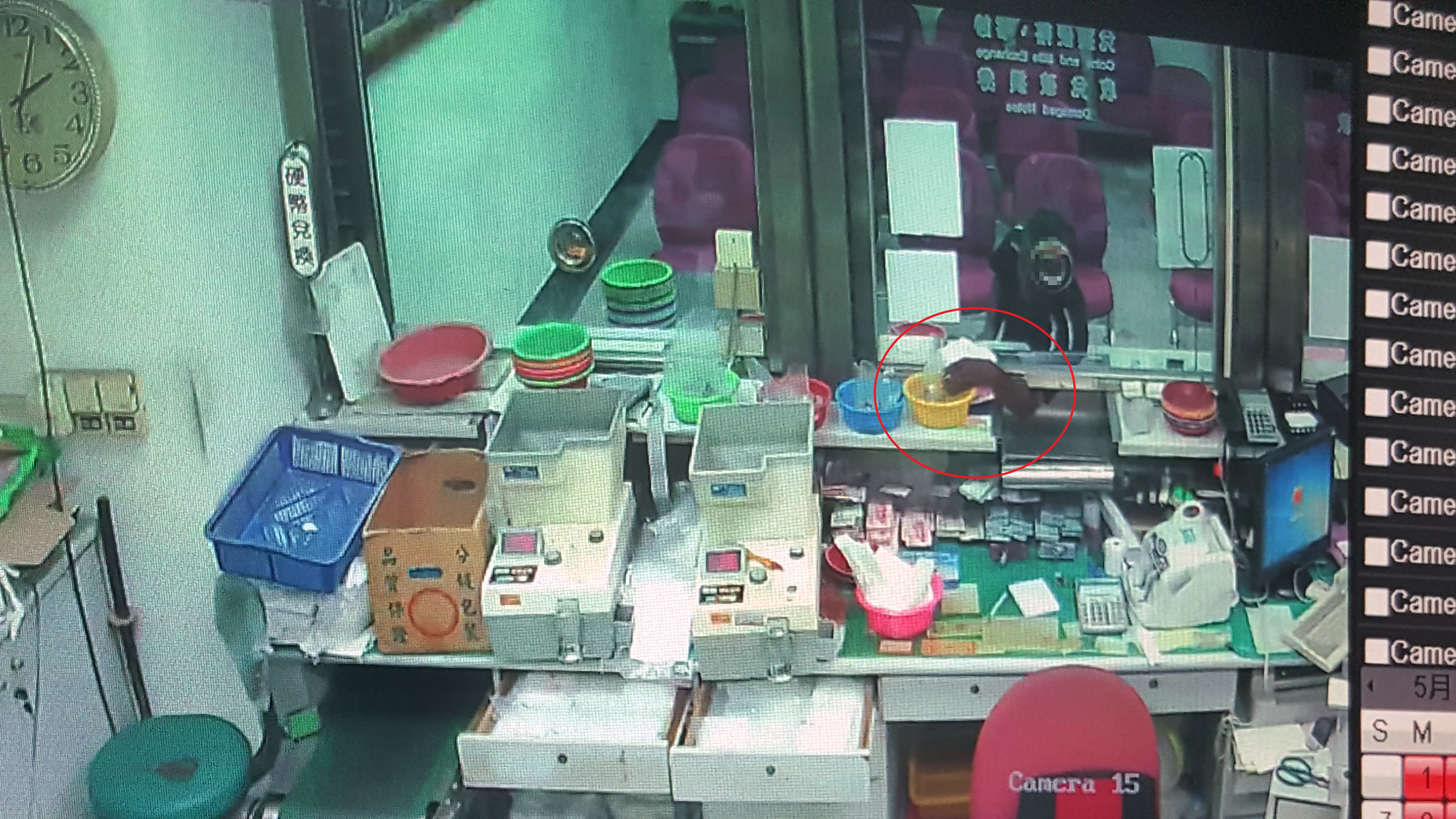 吳男趁行員不注意時，偷偷將手伸進櫃檯偷錢，行徑相當大膽。