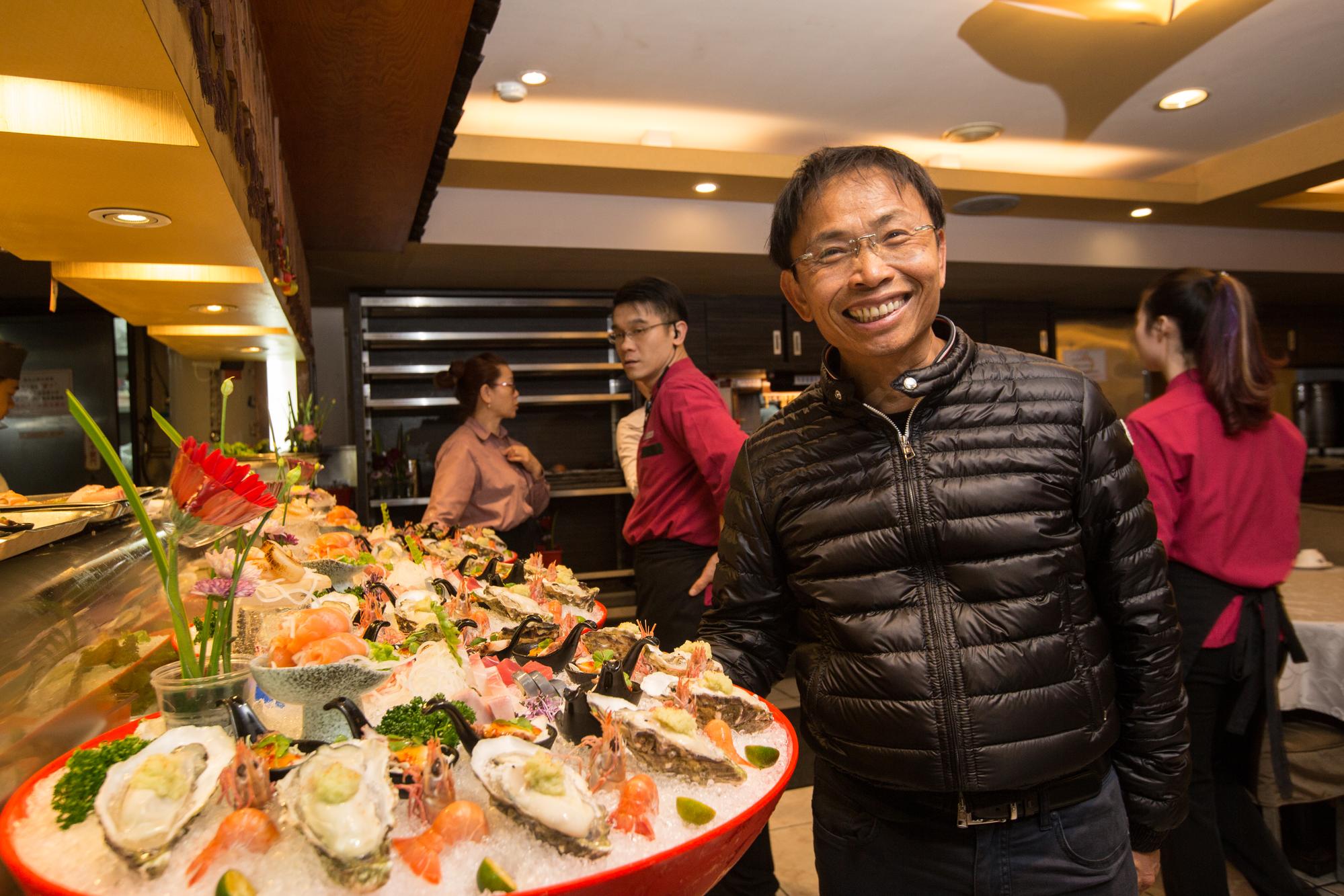新東南海鮮餐廳的綜合生魚片是黃銘波最喜歡的料理之一，圖為店主黃文童。