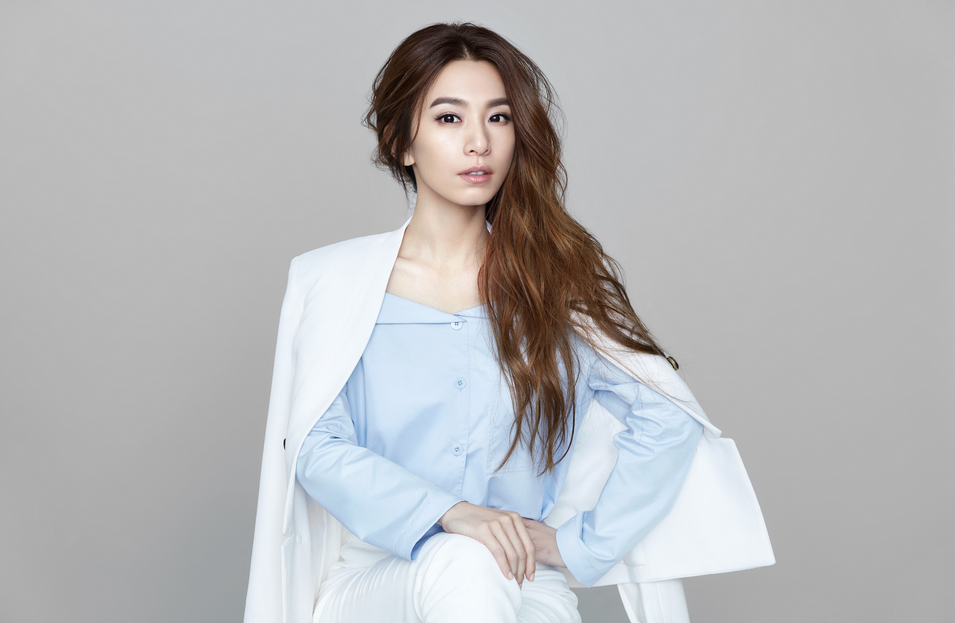 Hebe的知性讓她最近成為隱形眼鏡的代言人。