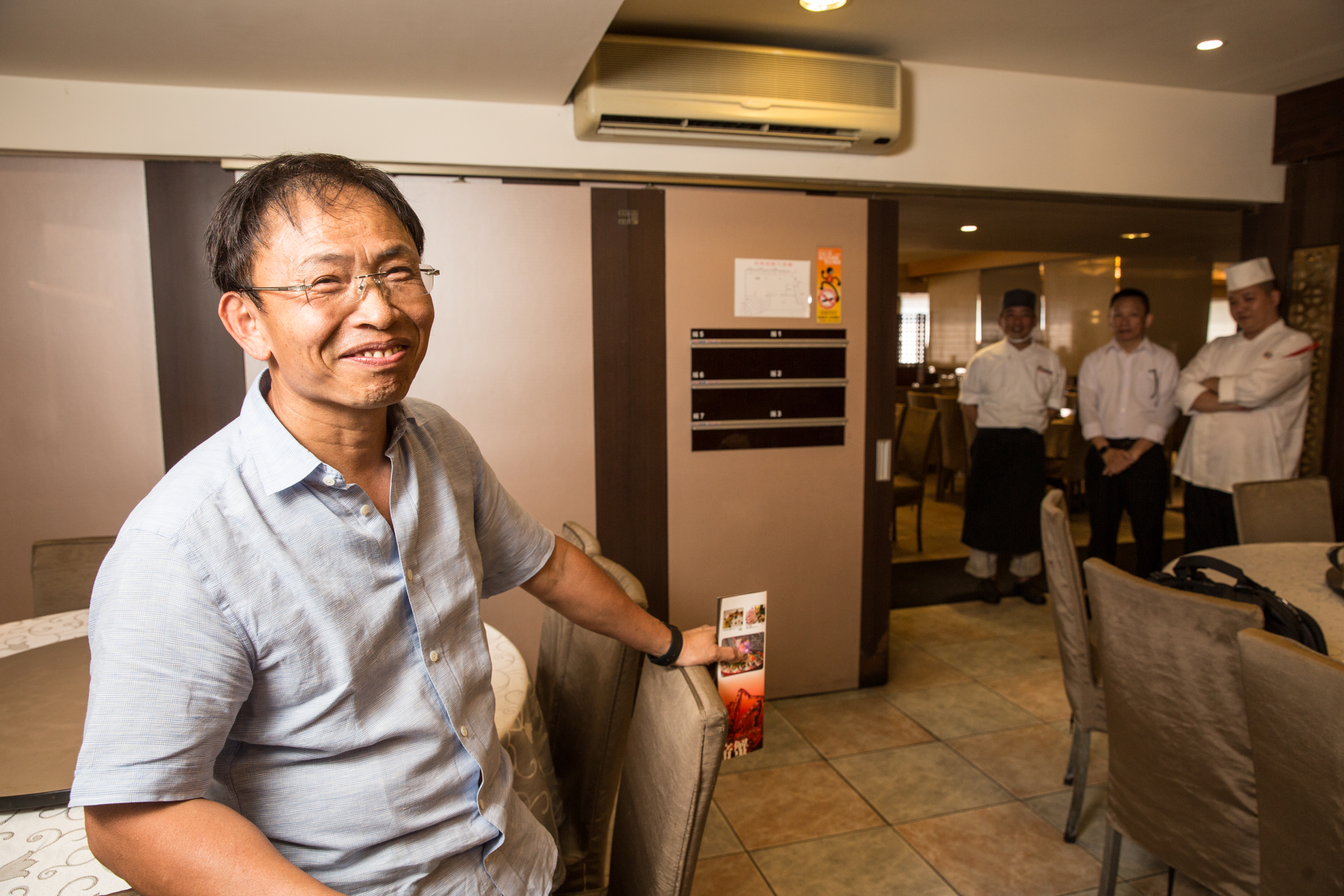 不會做菜的新東南餐廳老闆黃文童，幾十年來帶領著40位廚師精進技術，還成為人氣名店，假日一位難求。