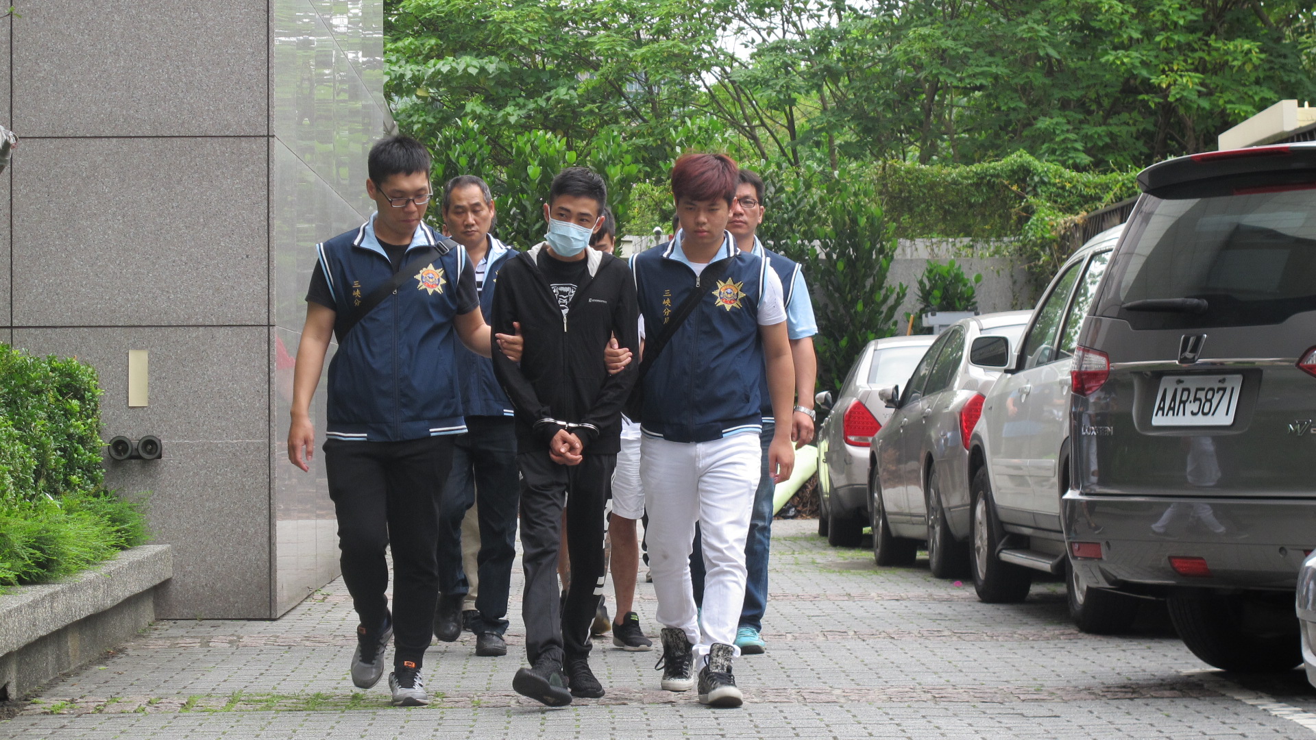 以邱嫌為首的竹聯幫天龍會份子，涉嫌在新北、桃園等地暴力討債。