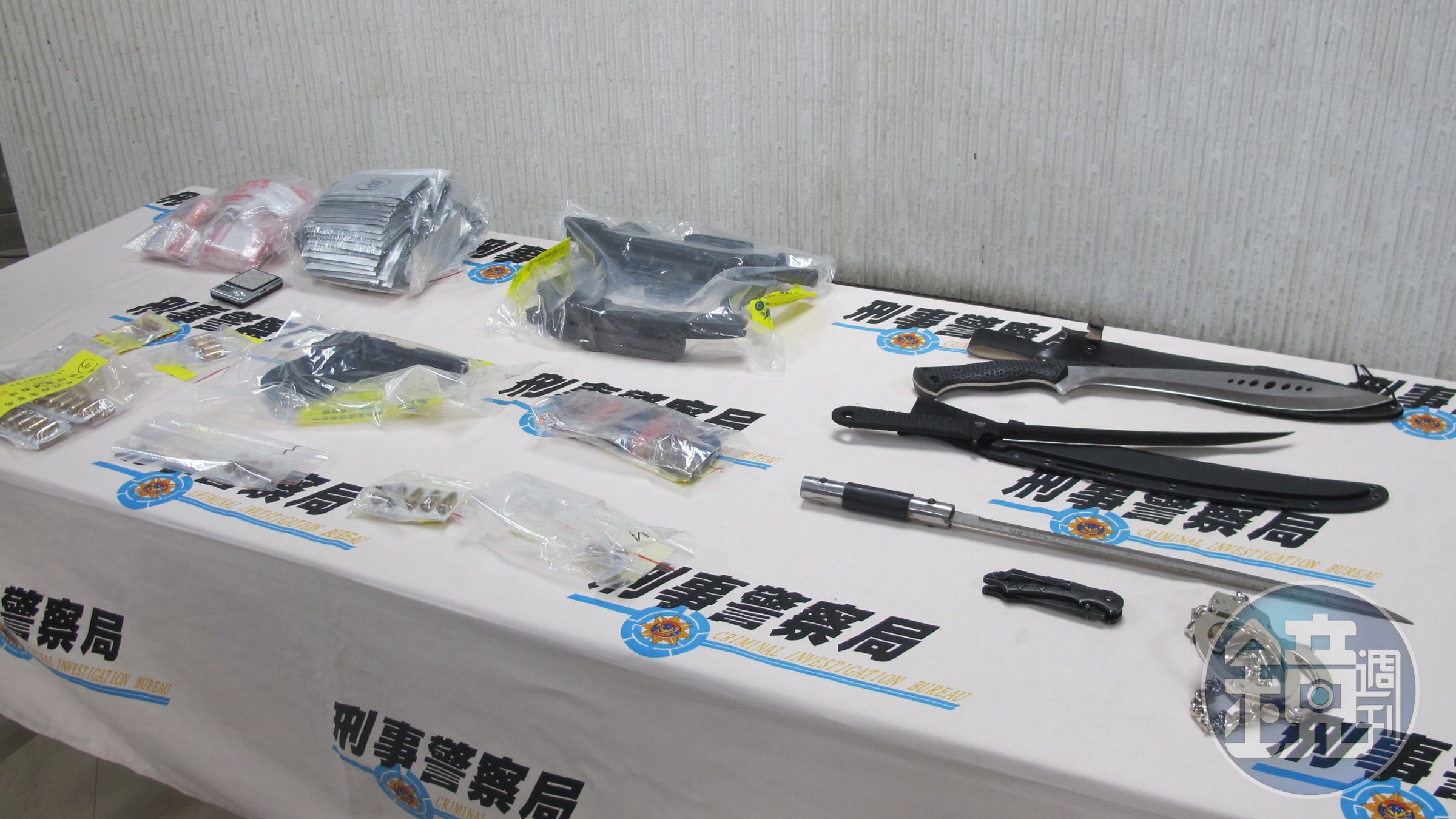 竹聯幫份子火力強大，警方還起出瑞典製的衝鋒槍。