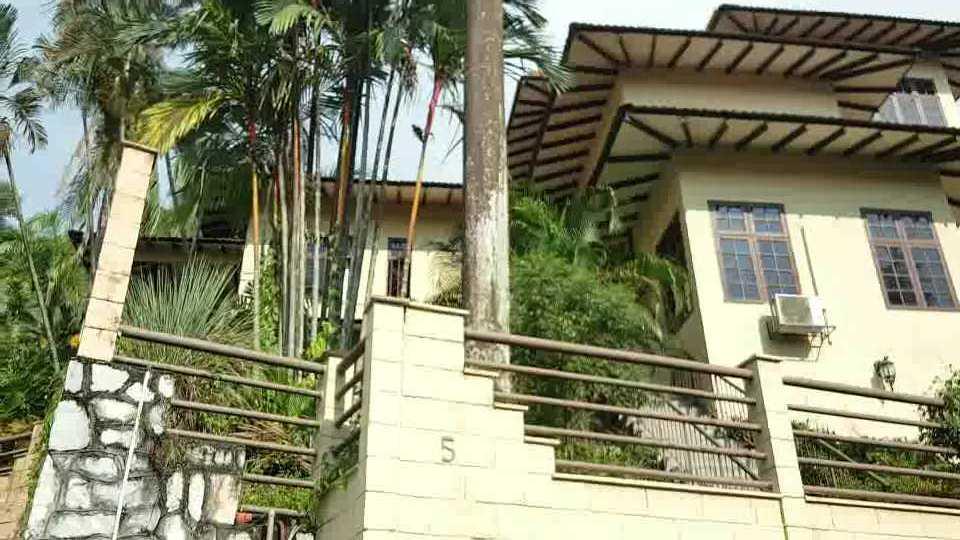 蔡嫌等人躲在馬國的一幢百坪別墅內，仍被警方查獲。