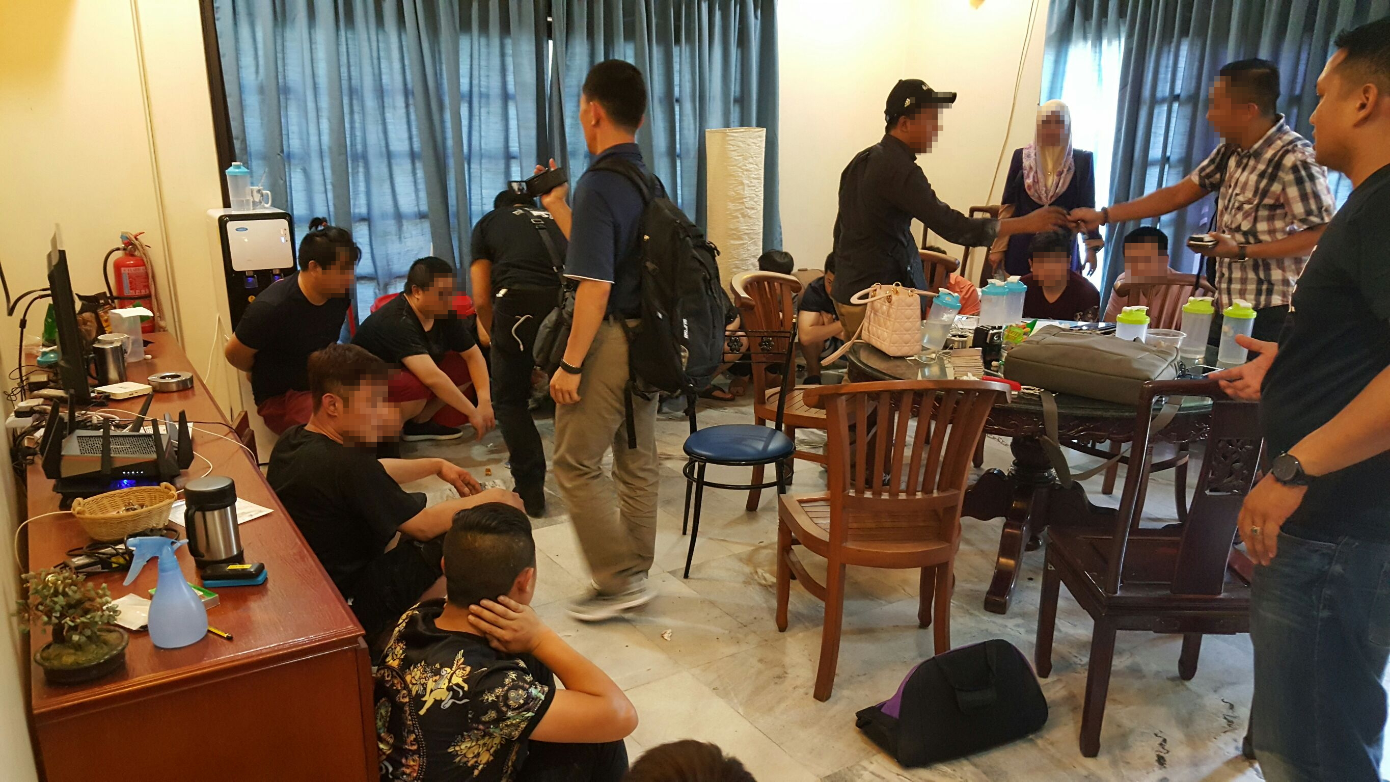 警方在別墅內查獲台籍、中國籍嫌犯25人，其中多數是20多歲的年輕人。