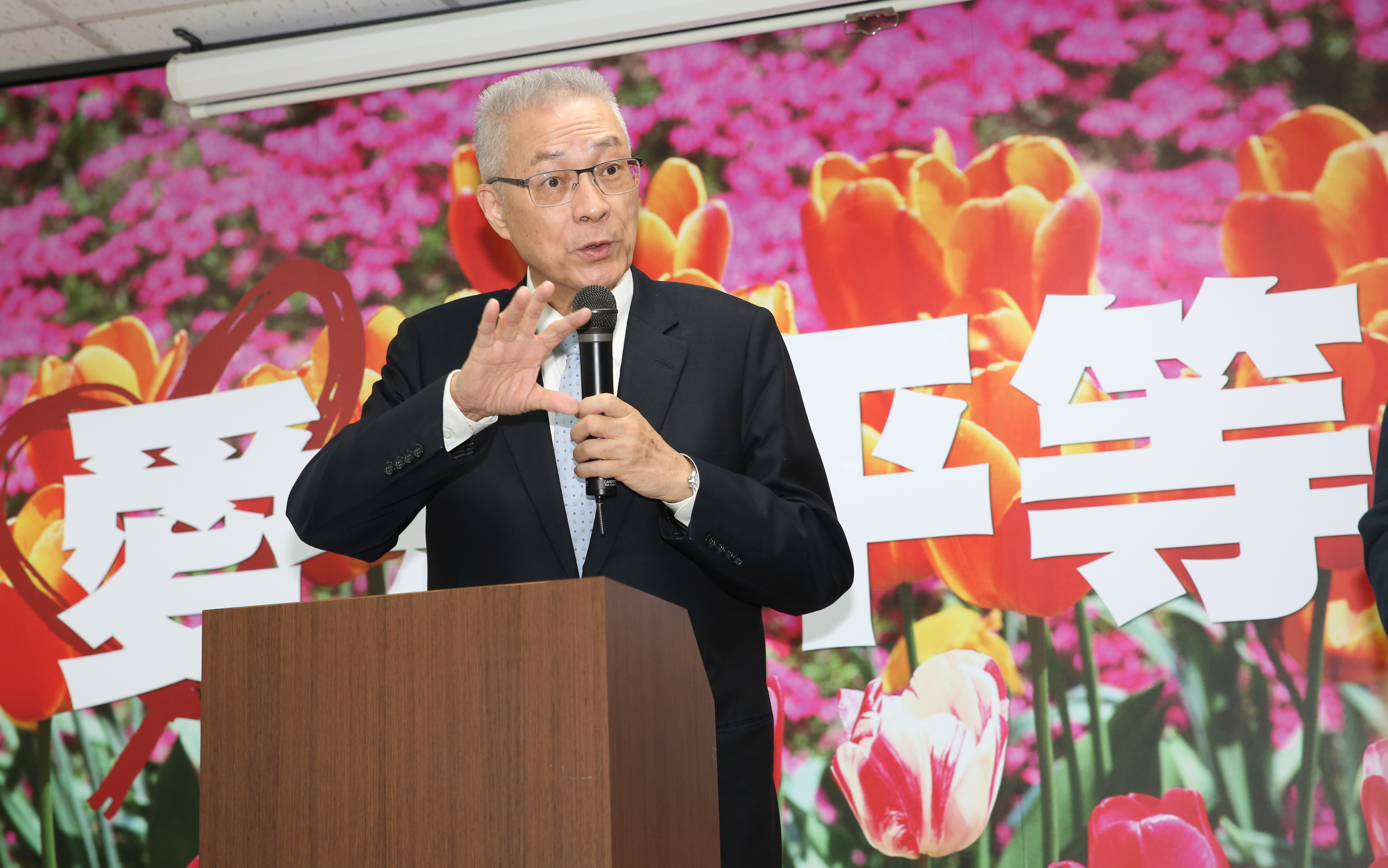 吳敦義舉行「愛是平等」記者會，主張應另定專法或在不影響既有民法的架構下，另立民法專章。