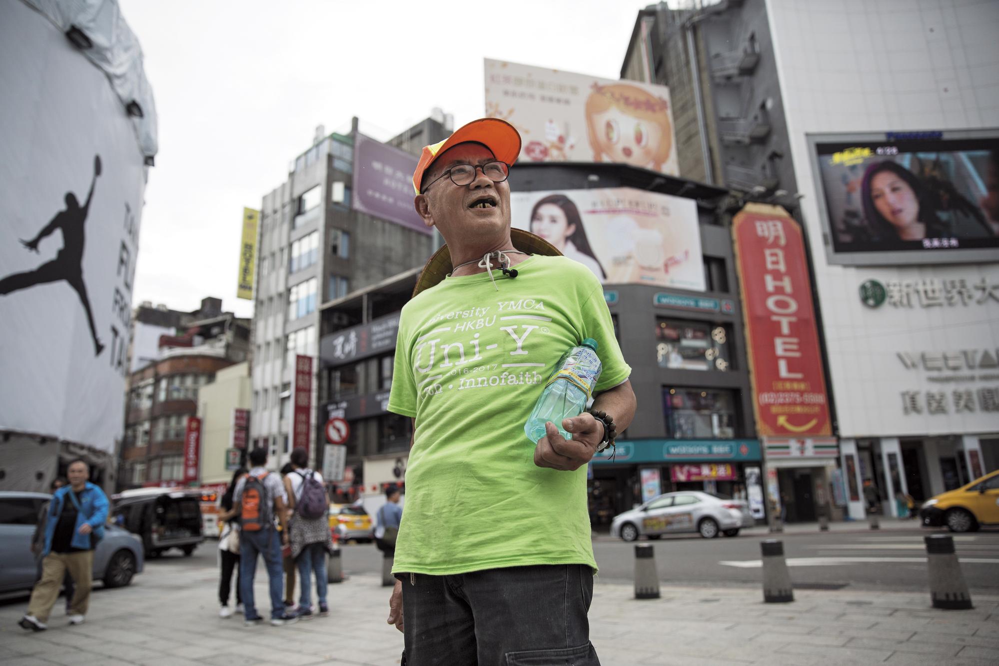 王明俊在西門町打滾超過半世紀，大起大落的人生與西門町榮衰相仿，這裡才是他的家。