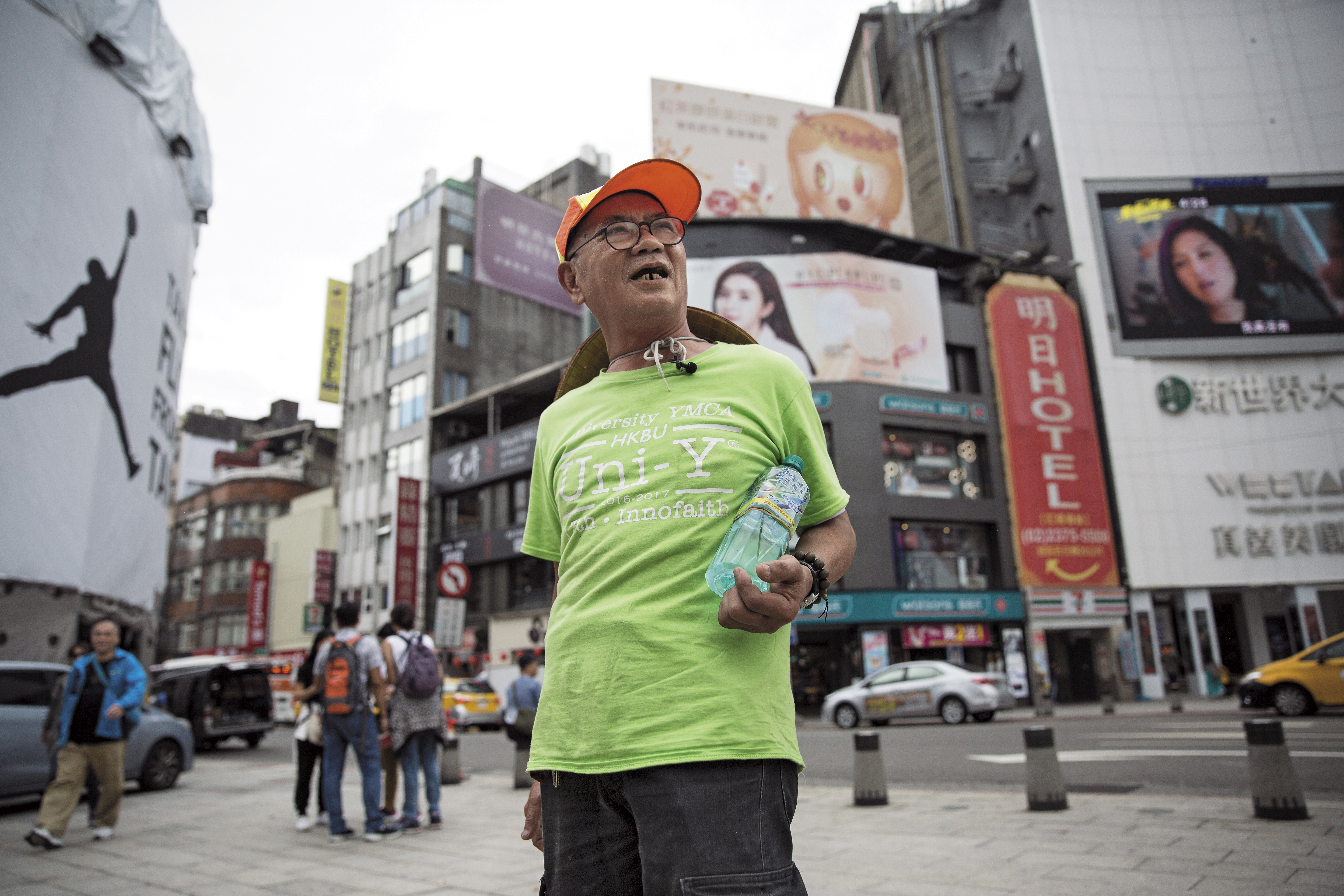 王明俊在西門町打滾超過半世紀，大起大落的人生與西門町榮衰相仿，這裡才是他的家。