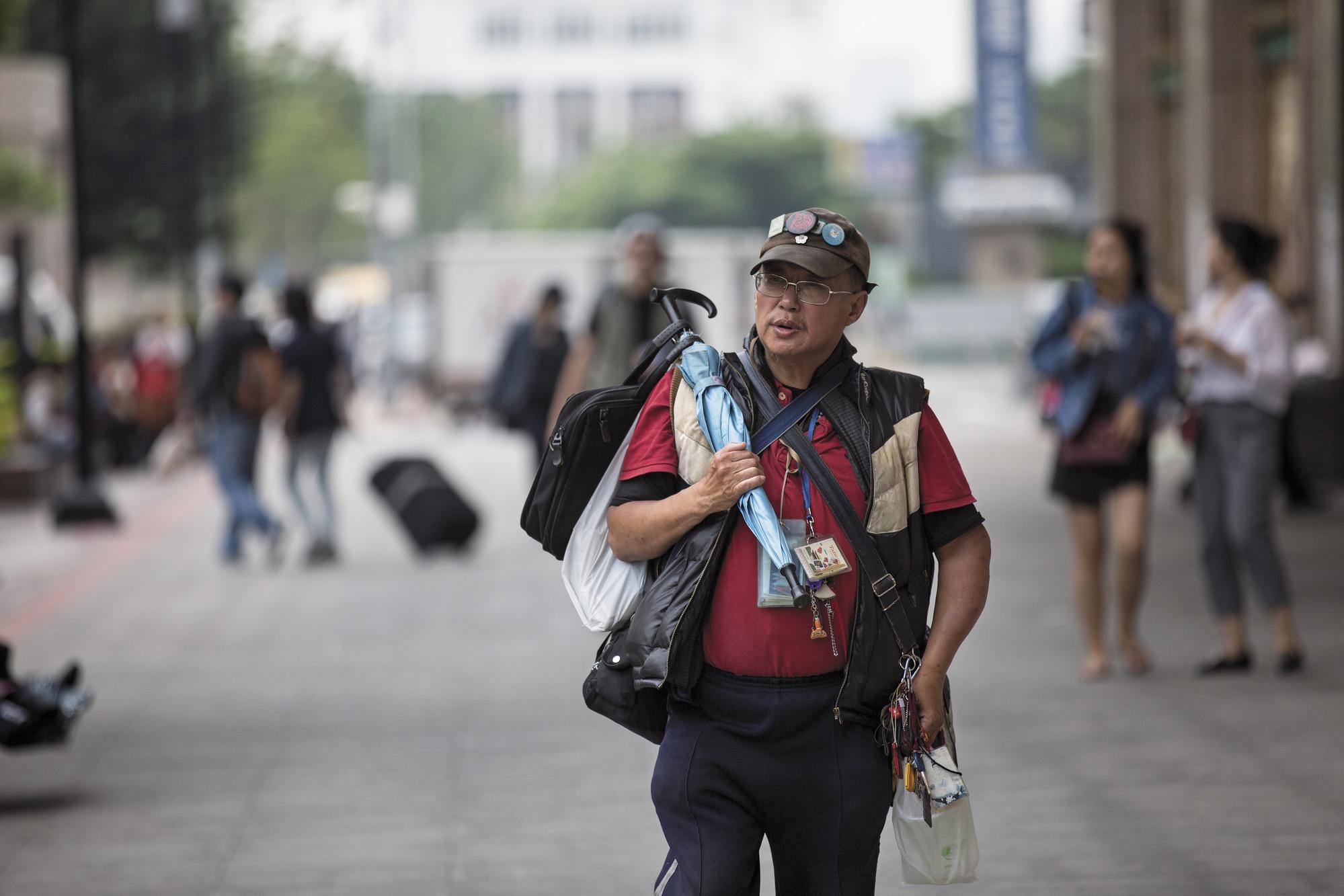 從小移民巴西的謝仁星，回到台灣後卻求職不順利，終日在街上遊走，鬱鬱不得志。