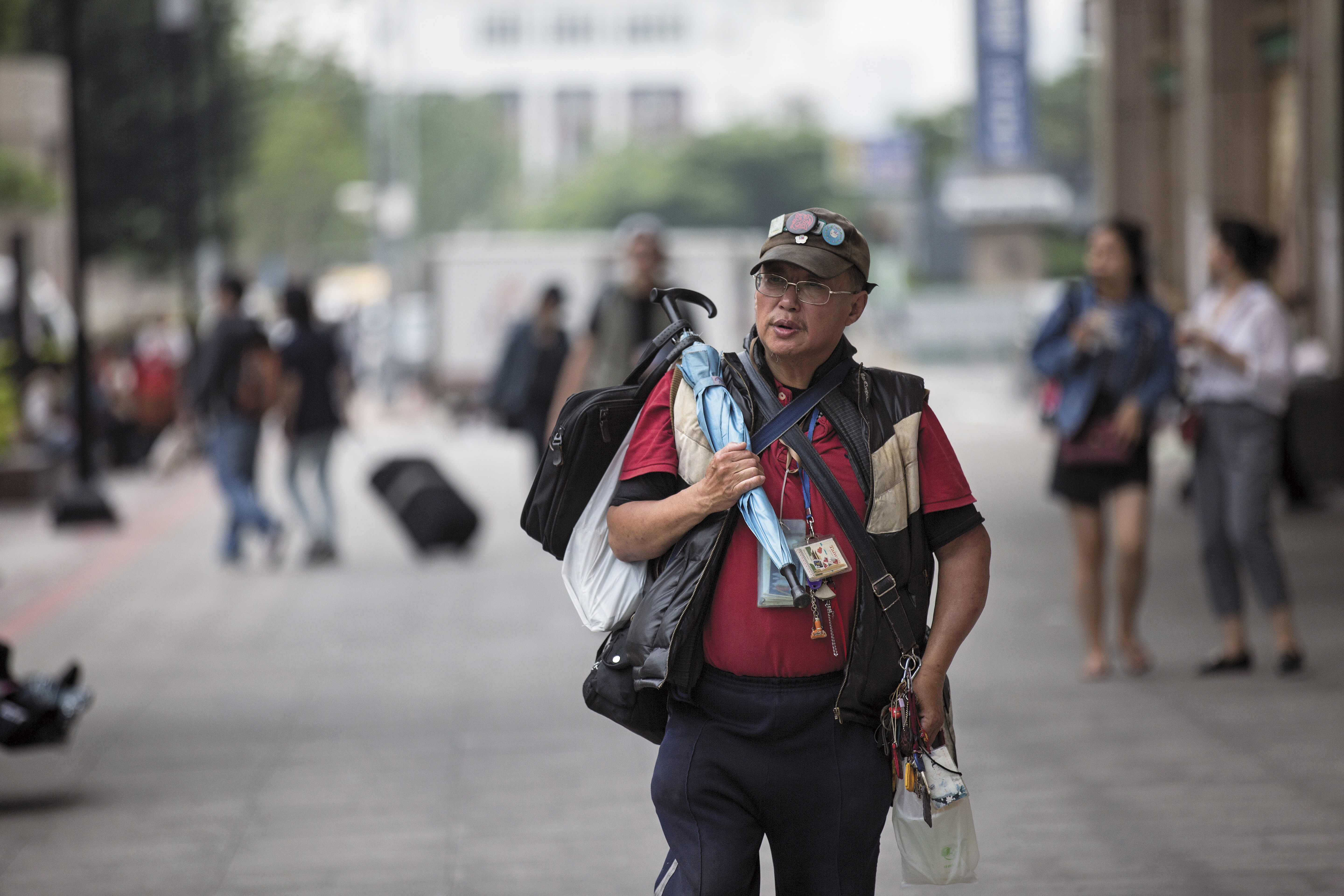 從小移民巴西的謝仁星，回到台灣後卻求職不順利，終日在街上遊走，鬱鬱不得志。