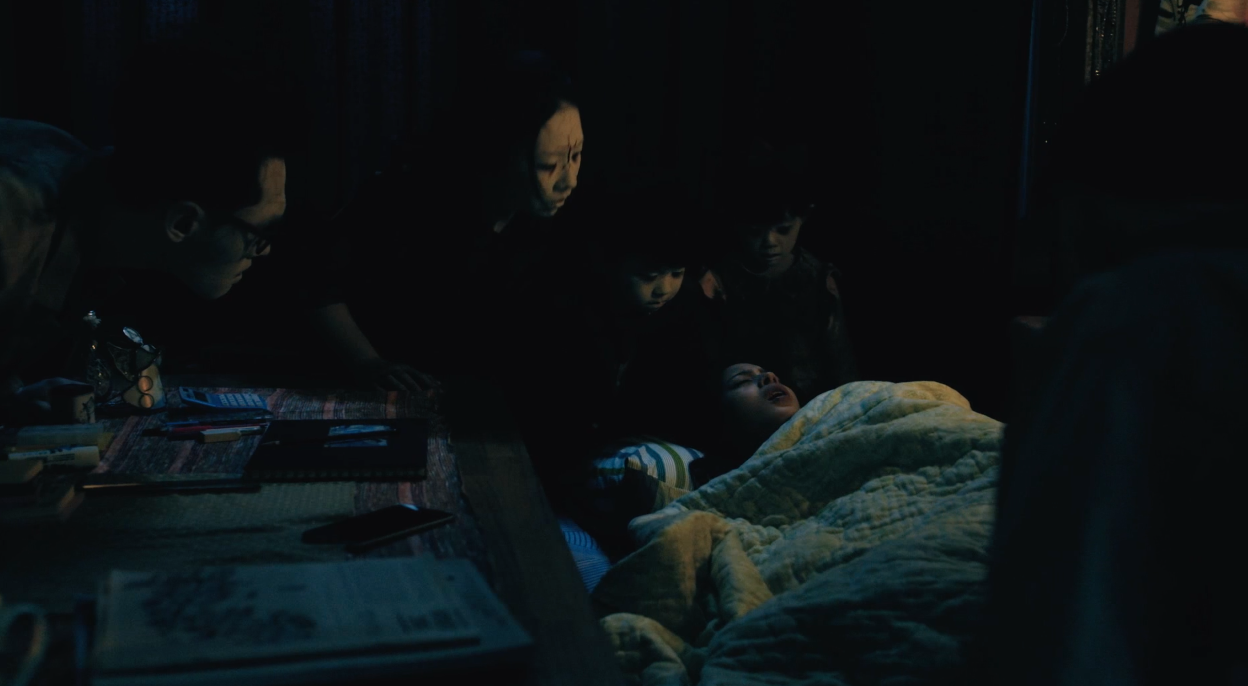 《夢裡的一千道牆》中，一群鬼友探頭在莫允雯床邊。（好風光提供）