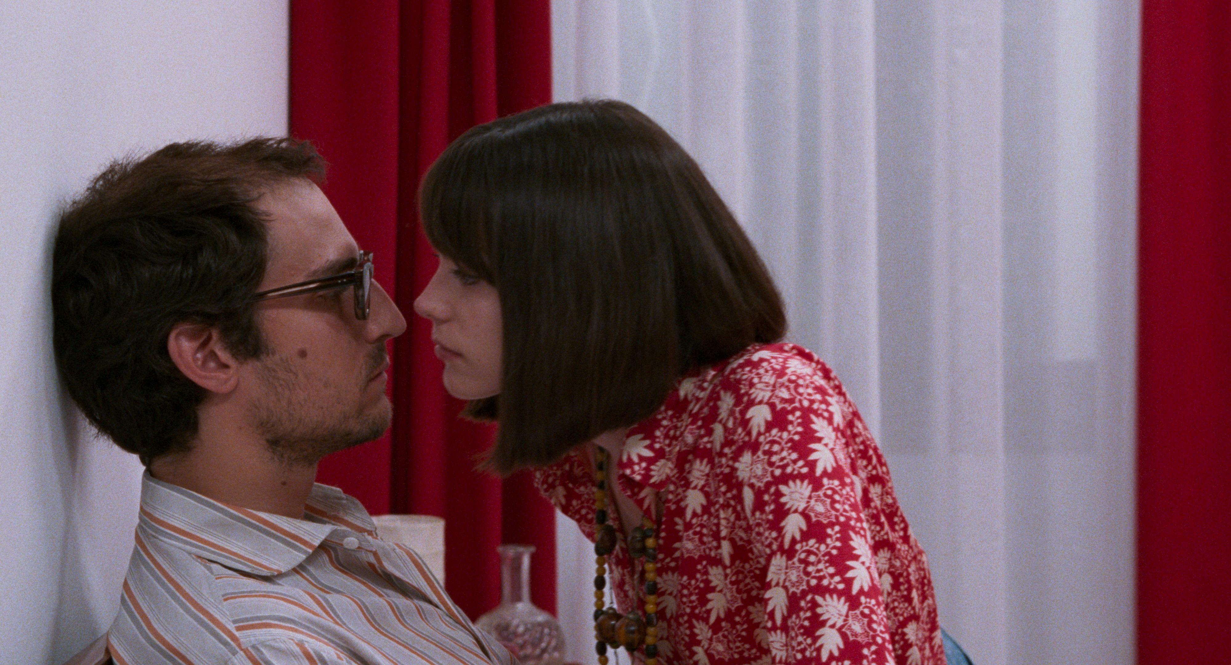 《情陷高達》再現了法國新浪潮大師高達（Jean-Luc Godard）與第二任妻子、女演員安娜維婭澤姆斯基（Anne Wiazemsky）的愛情故事及銀幕合作。