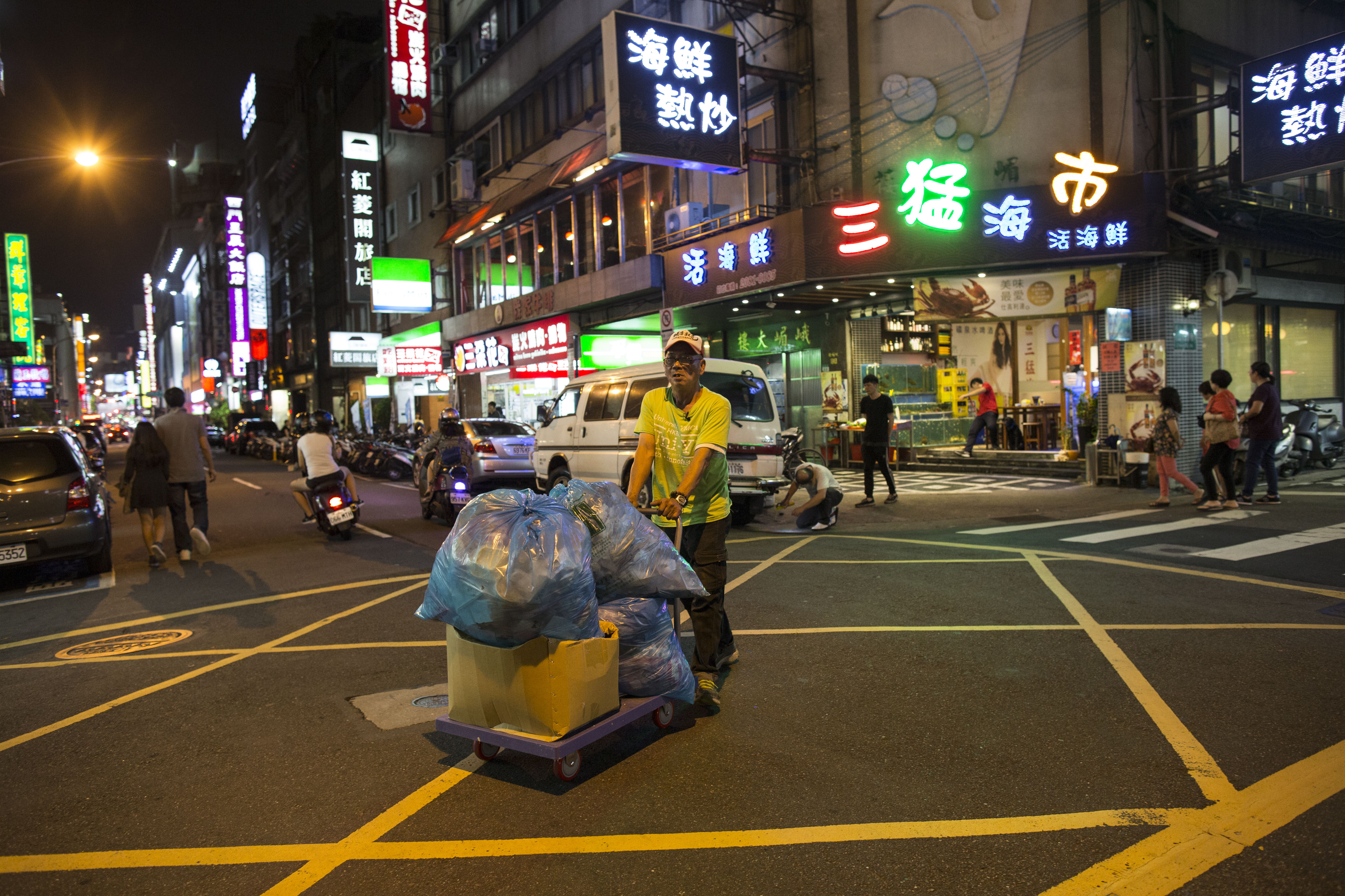 王明俊在西門町的地緣關係好，常幫附近商家倒垃圾、做回收，賺取一點生活費。