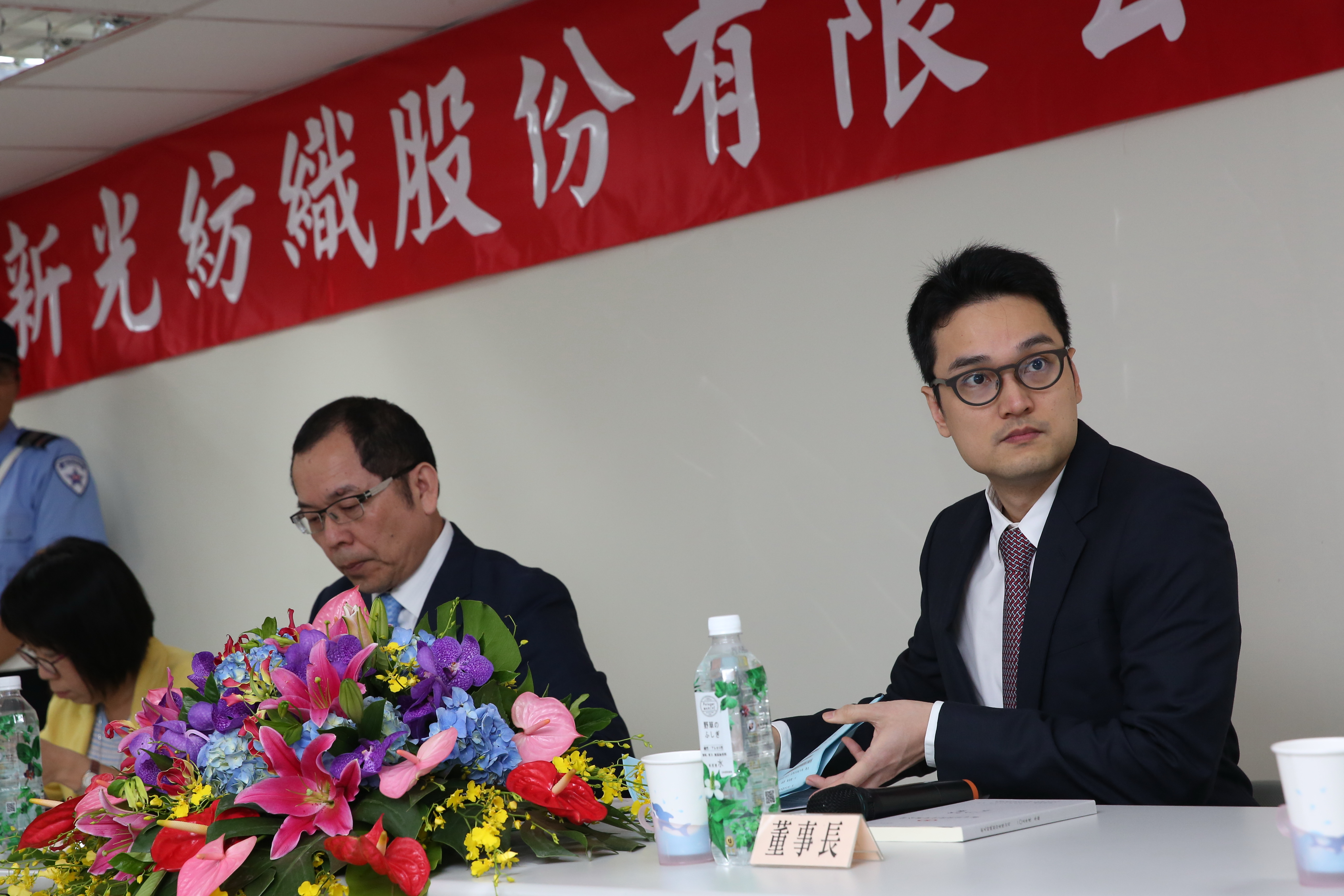 新紡今天舉行董監改選，吳昕恩和哥哥吳昕紘聯手保住經營權。