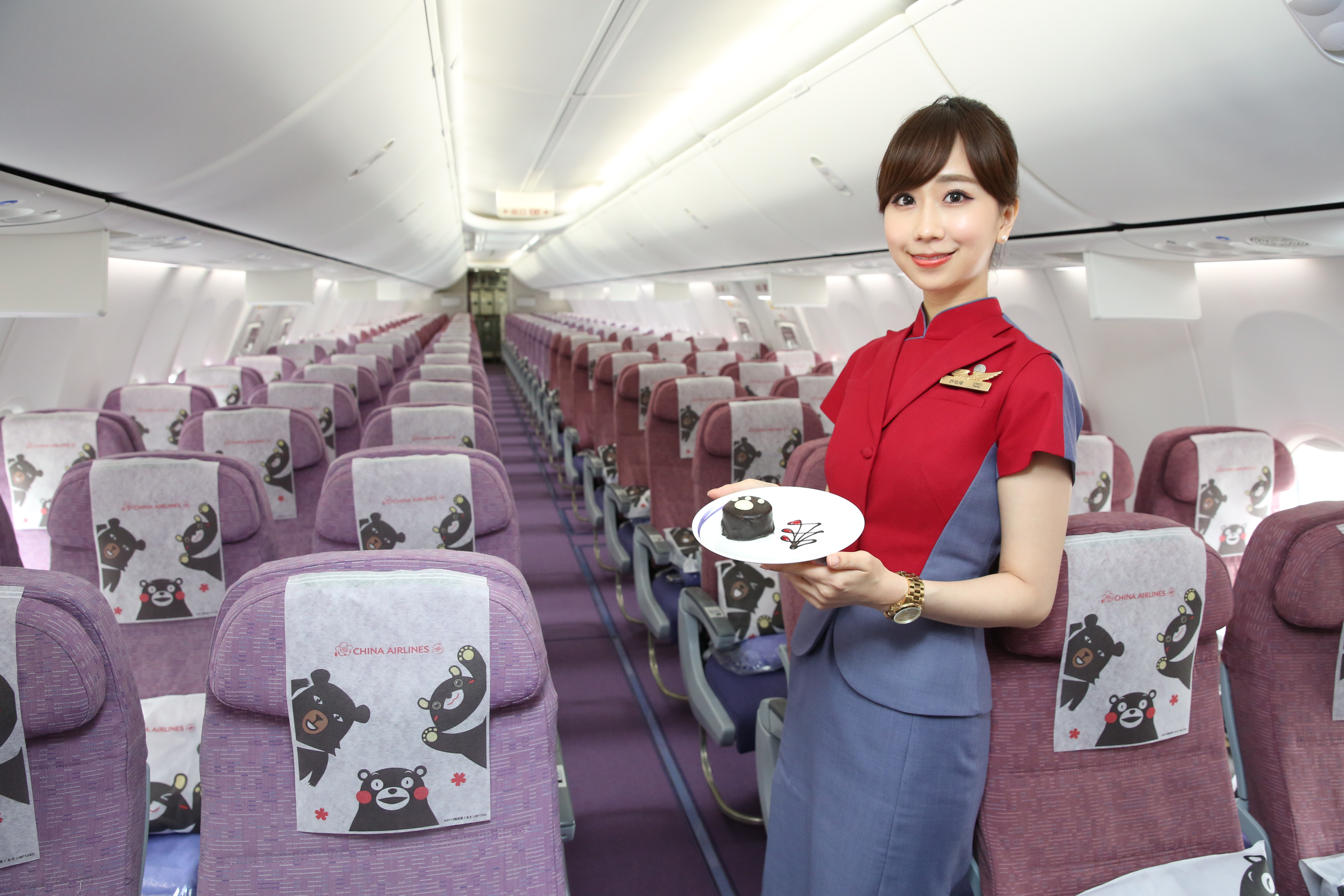 華航三熊彩繪機連內裝設計都有三熊圖樣，甚至連機內用品與餐點都有熊的造型。