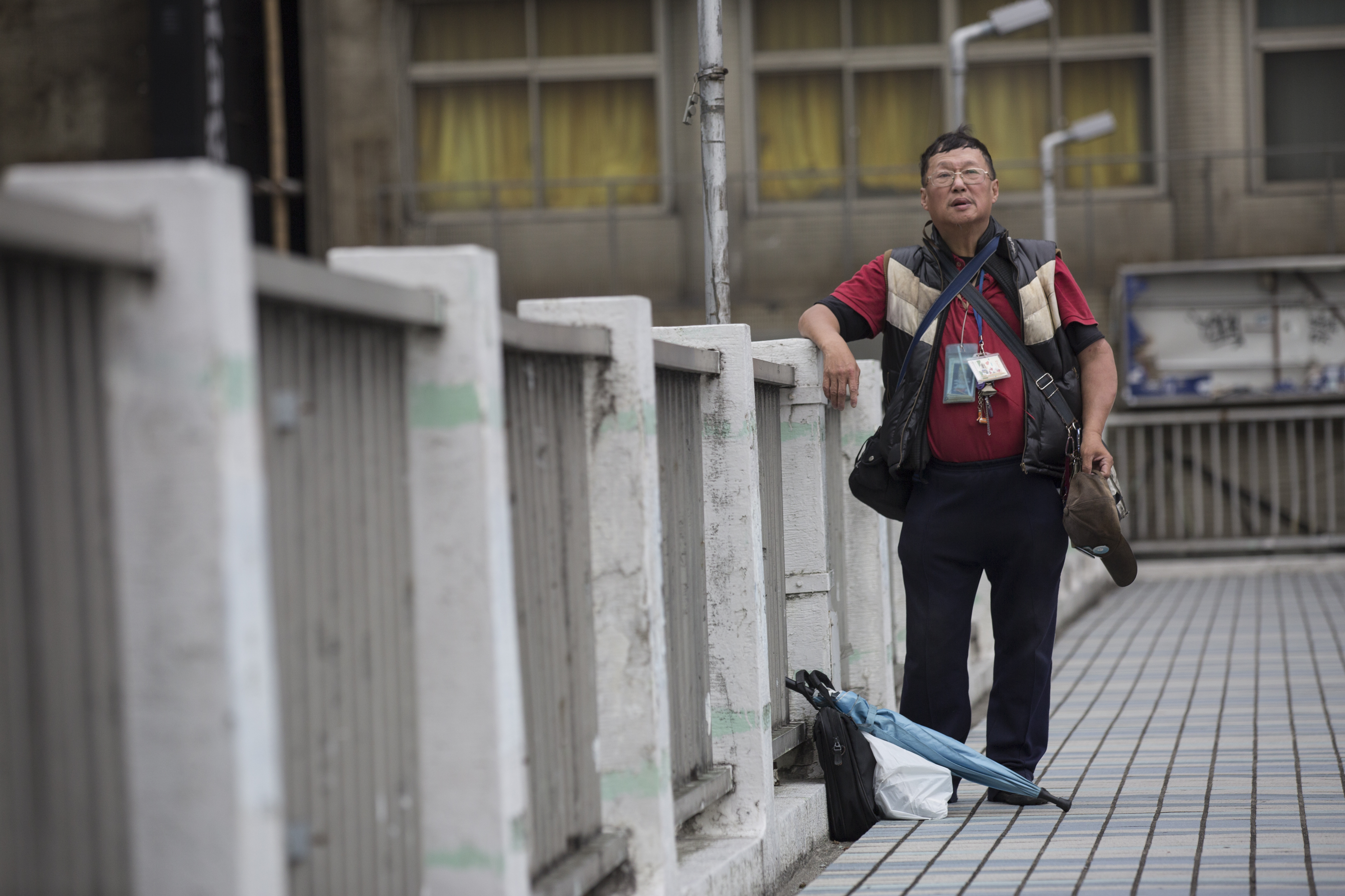 謝仁星生性拘謹,他習慣把大包小包東西掛身上,也不輕易讓人觸碰。