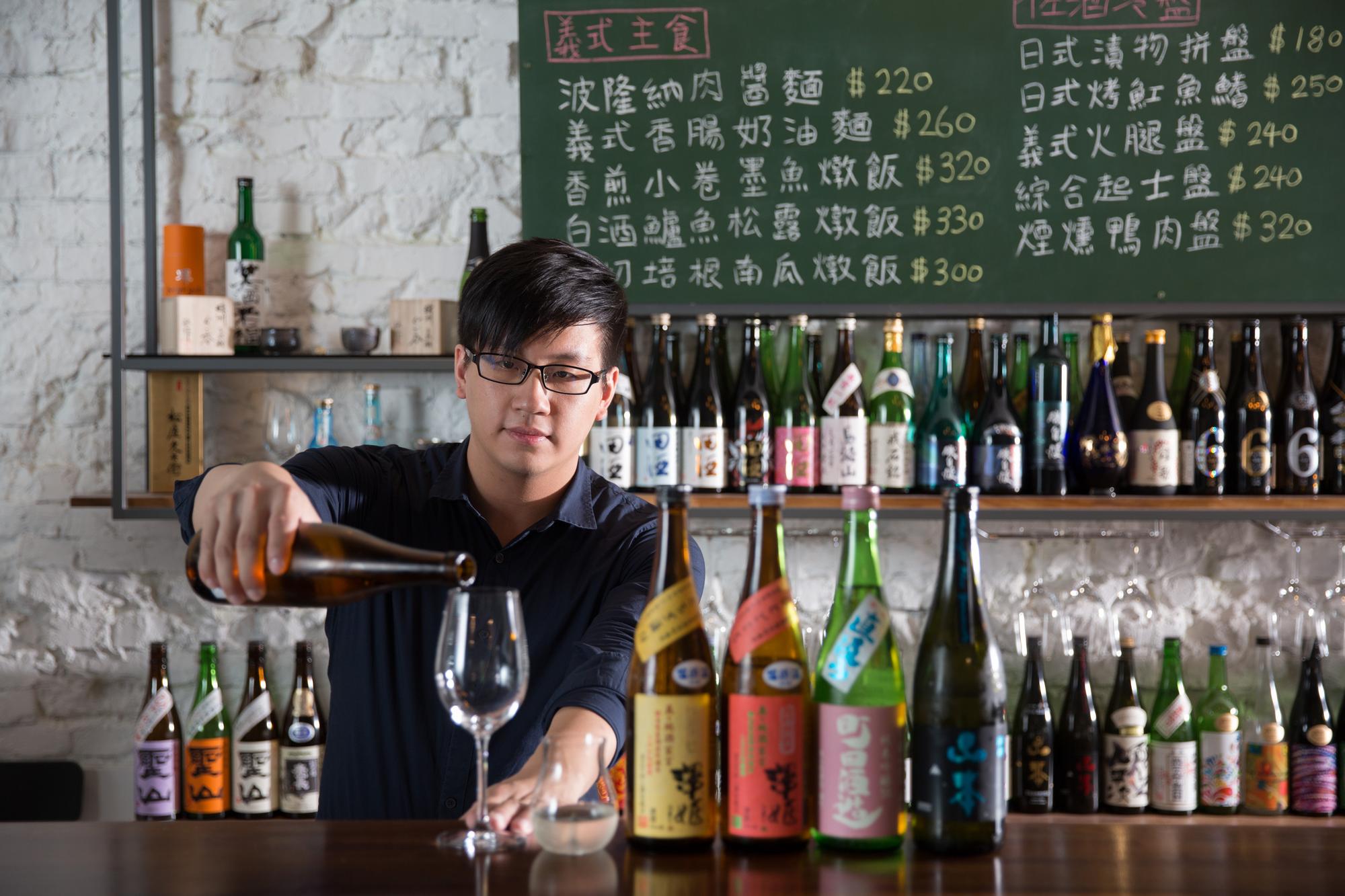 從補教數學老師轉換跑道成為唎酒師的溫品自，樂於跟客人細緻地介紹每款清酒特色。