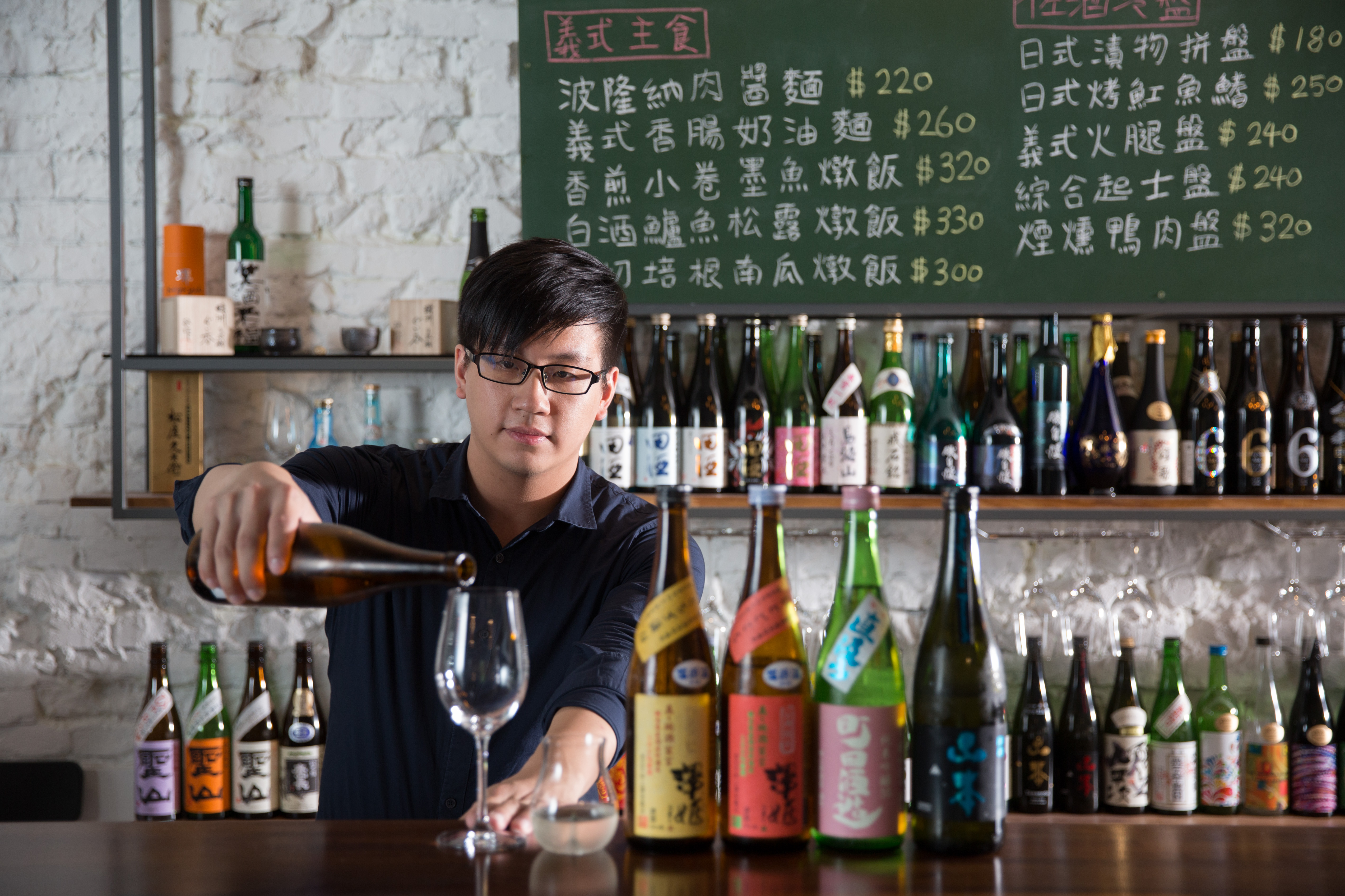 從補教數學老師轉換跑道成為唎酒師的溫品自，樂於跟客人細緻地介紹每款清酒特色。