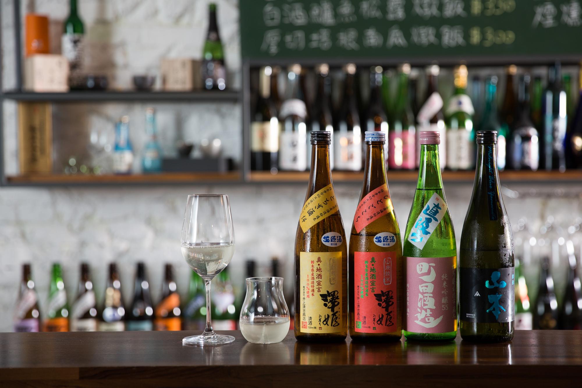 酒款由右而左 ：「山本 純米吟釀 深蒼」（220 元／杯、 2,500元／瓶）前段帶瓜香、柑橘感，末端有柔和旨味；「町田 55特別純米雄町　直汲　無濾過生原」（220 元／杯、 2,500元／瓶）甜度輕巧、酒體蓬鬆；「澤姬 山廢純米 生原酒」有多汁哈密瓜甜味。（180元／杯 、2,200元／瓶）；「澤姬 生酛 純米 生原酒」（180元／杯 、2,200元／瓶）有乳酸感，適合搭配肉類料理。