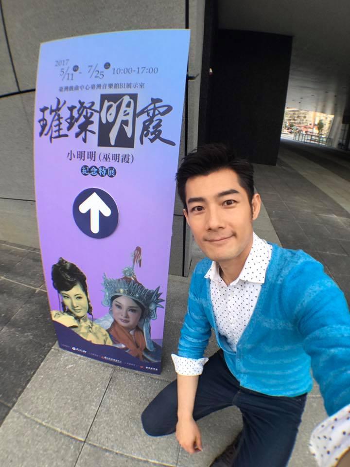 出發到大阪之前，施易男在臉書開直播為母親的「璀璨明霞—2017小明明（巫明霞）紀念特展」宣傳。