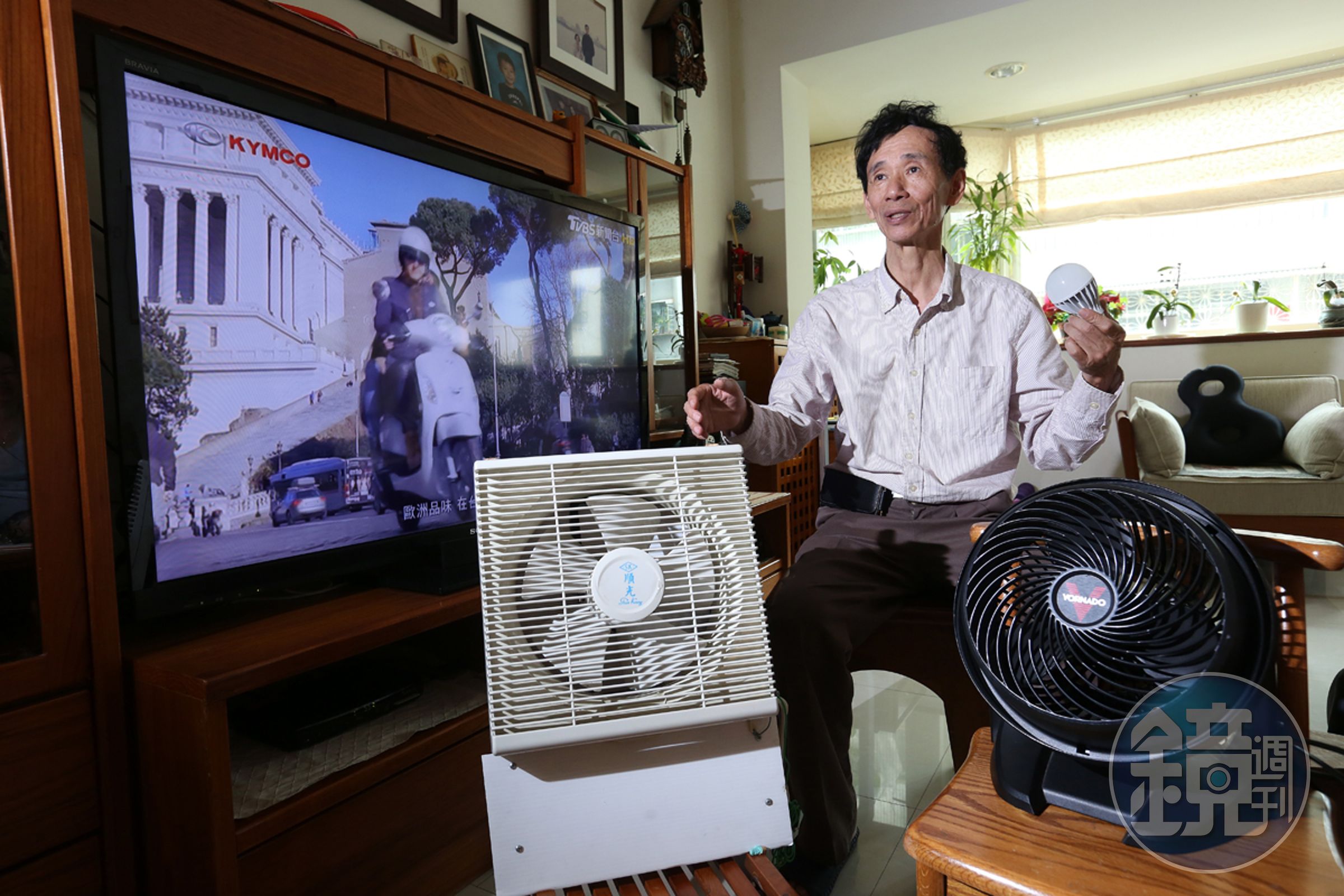 范植正出動抽風機和電風扇，讓家裡房間和屋外保持對流循環，省下冷氣電費。