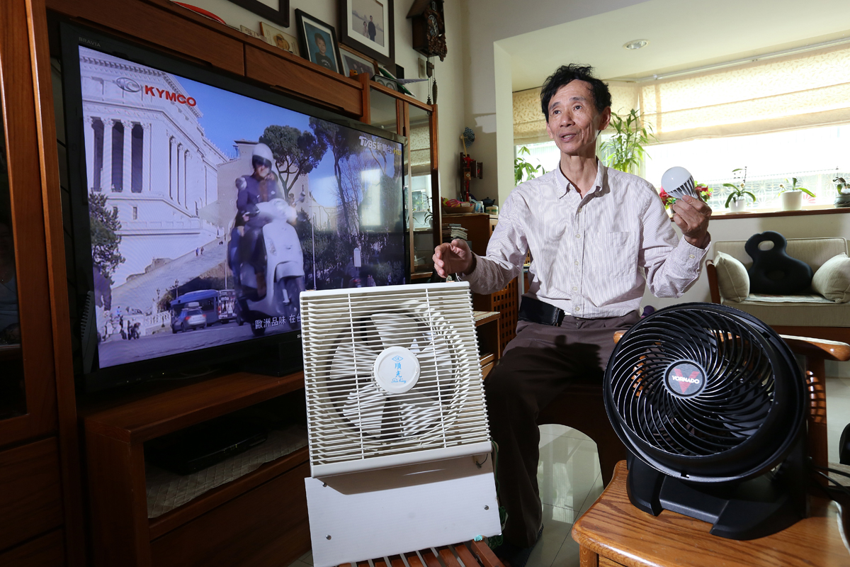 范植正出動抽風機和電風扇，讓家裡房間和屋外保持對流循環，省下冷氣電費。