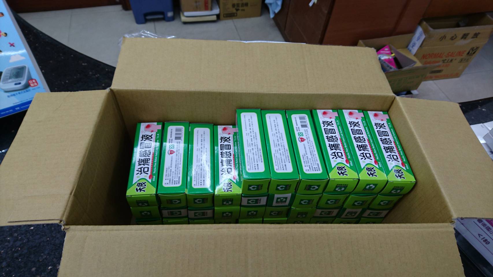 高市衛生局在轄區內74家藥局，共發現5381瓶有問題商品，當場勒令業者立即下架回收。