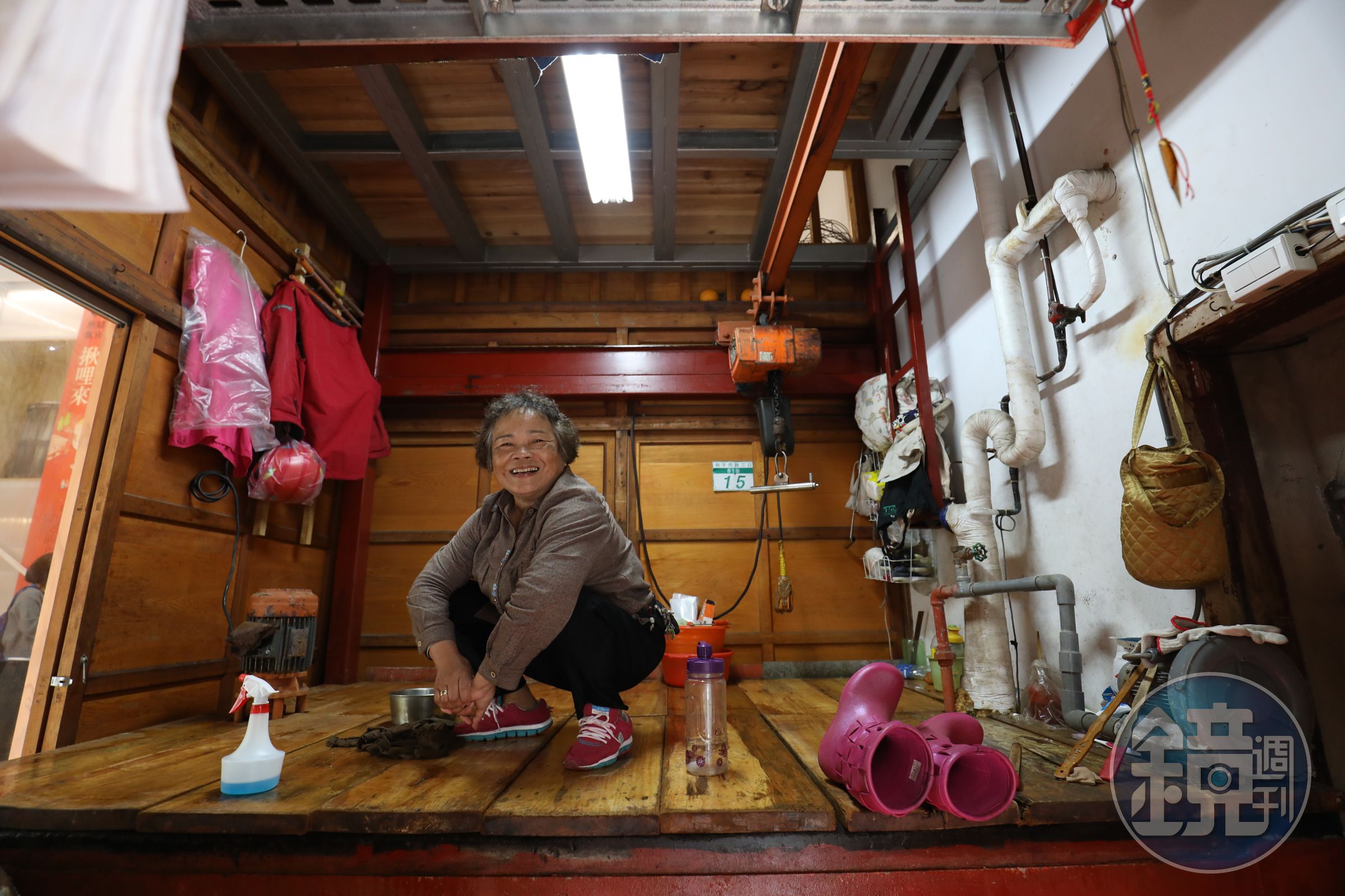 愛嬌姨打理製冰室40多個年頭，這一門老行業凍住老時光。