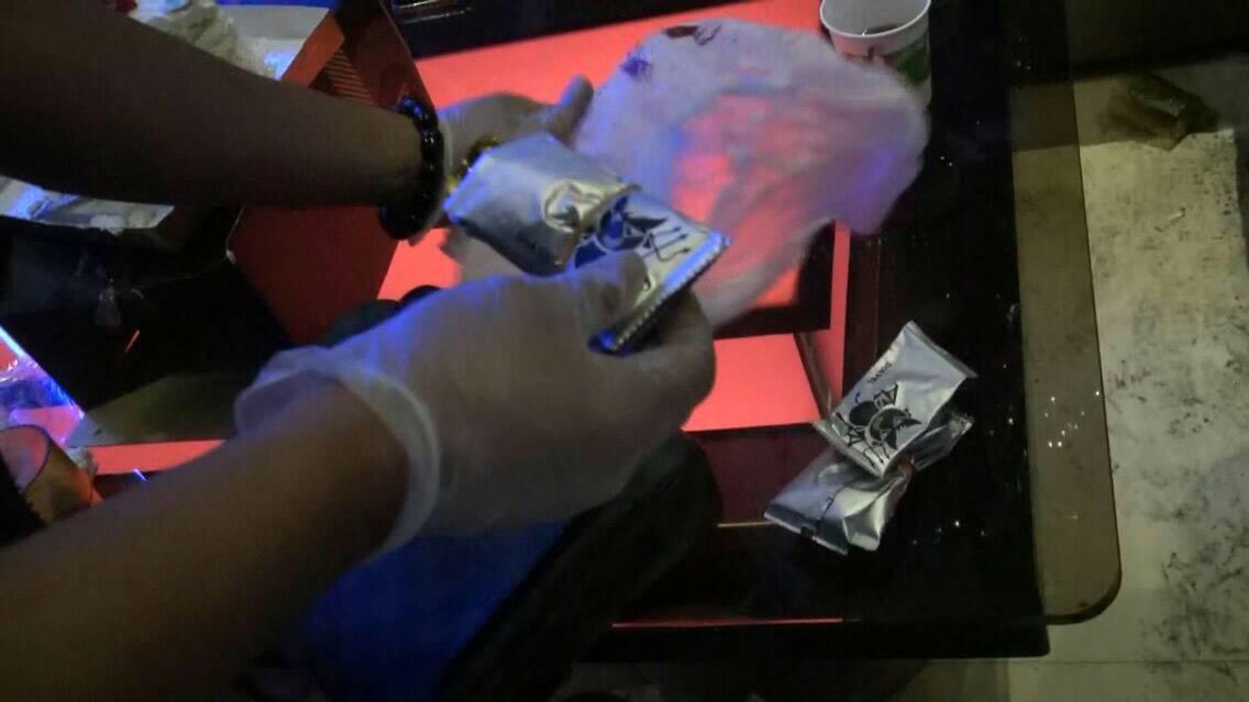 毒趴現場音樂震耳欲聾,警方在現場查扣多種毒品。