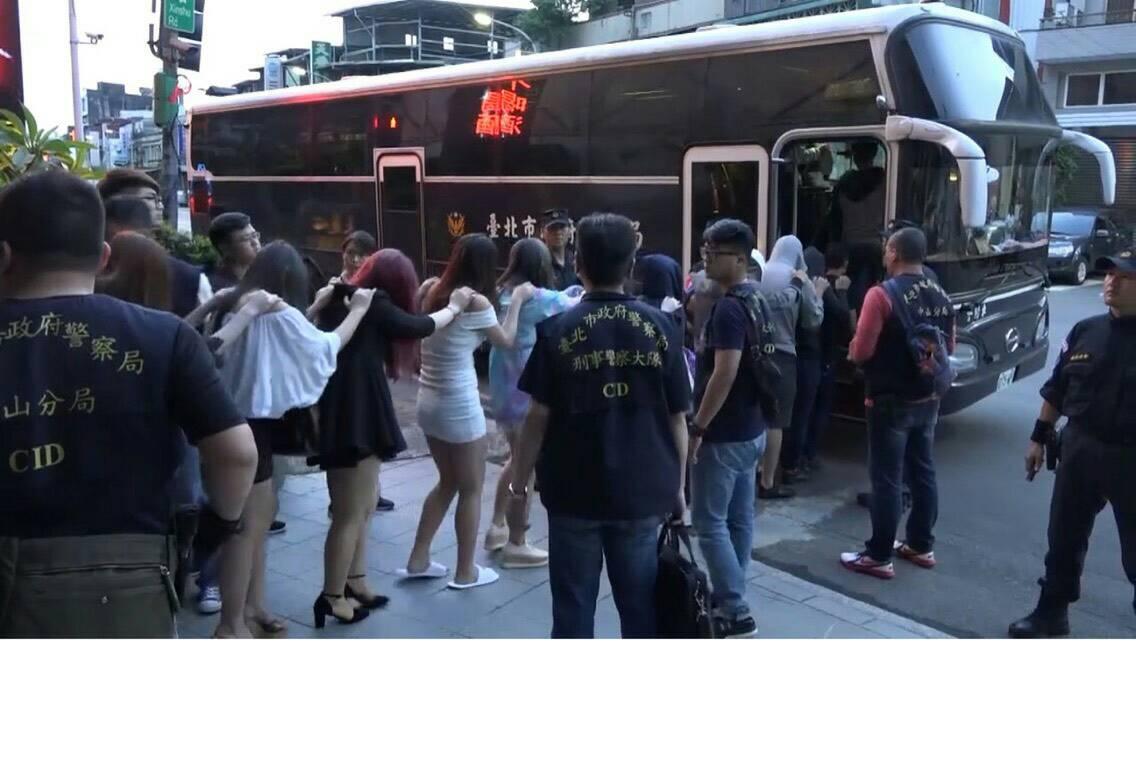 毒趴中的男女全都未成年,穿著裸露,由於人數眾多,警方還得出動如遊覽車般大小的警備車來移送人犯。