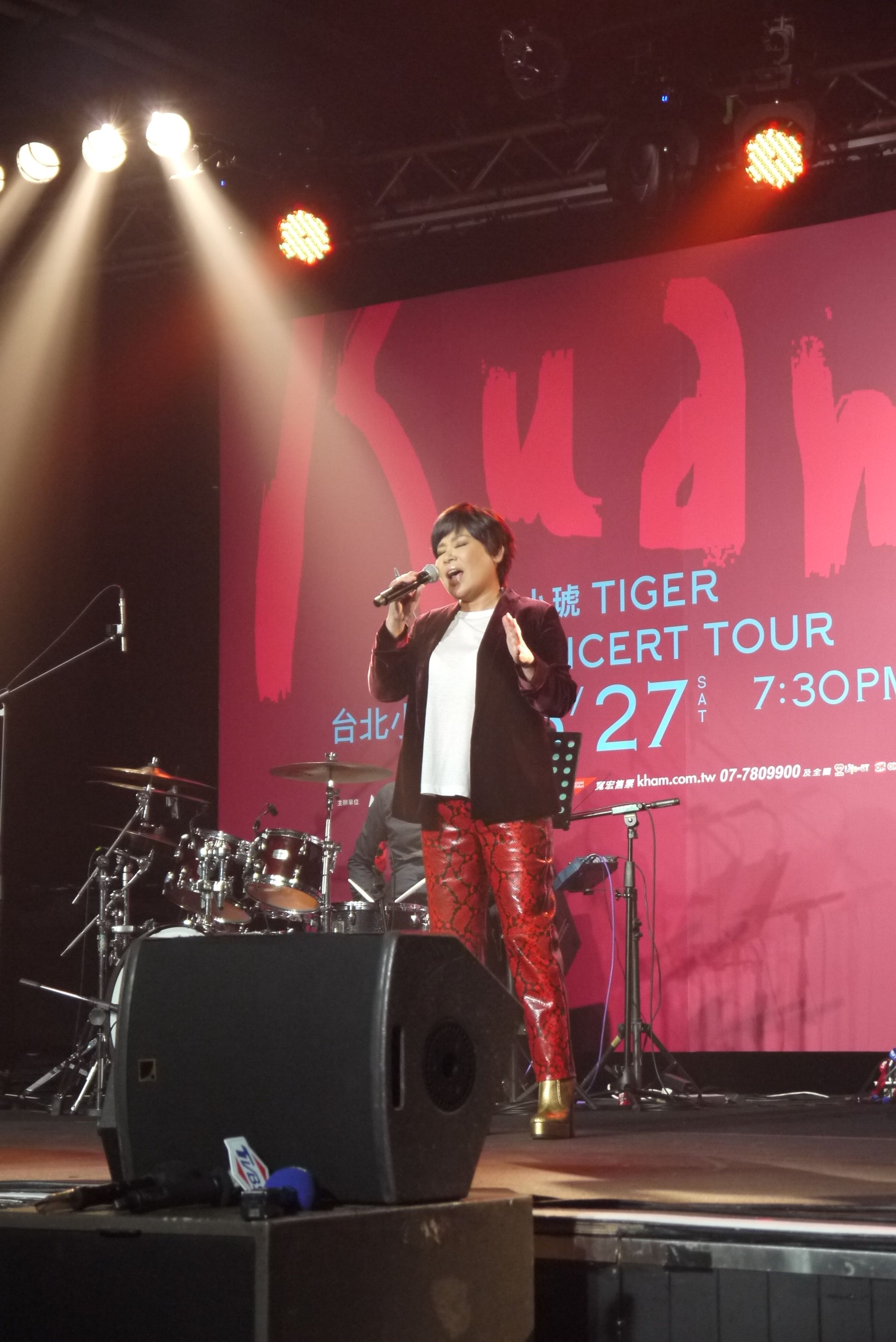 出道38年的黃小琥被尊稱為PUB女王，現場演唱功力及渲染力十足。