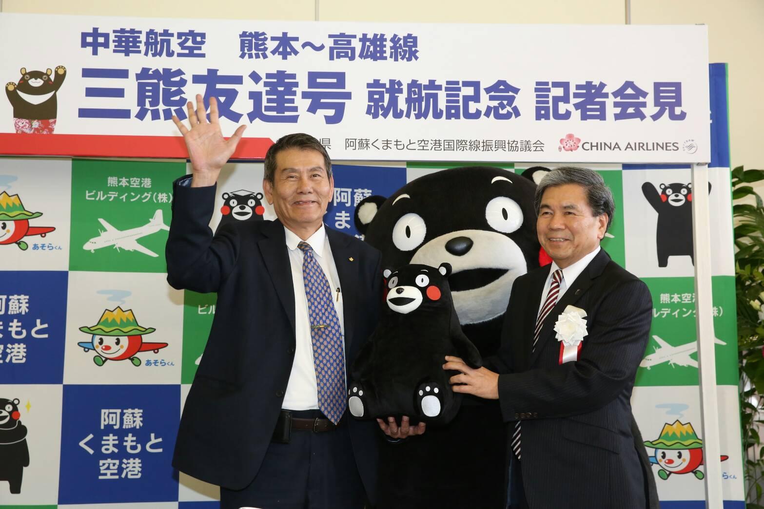 日本熊本縣知事蒲島郁夫(右)在熊本機場接機贈送酷Ma萌布偶給華航總經理謝世謙(左)。