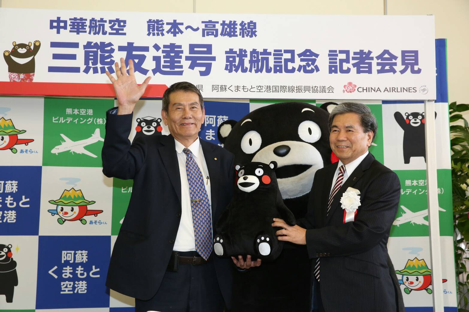 日本熊本縣知事蒲島郁夫（右）在熊本機場接機贈送酷Ma萌布偶給華航總經理謝世謙（左）。