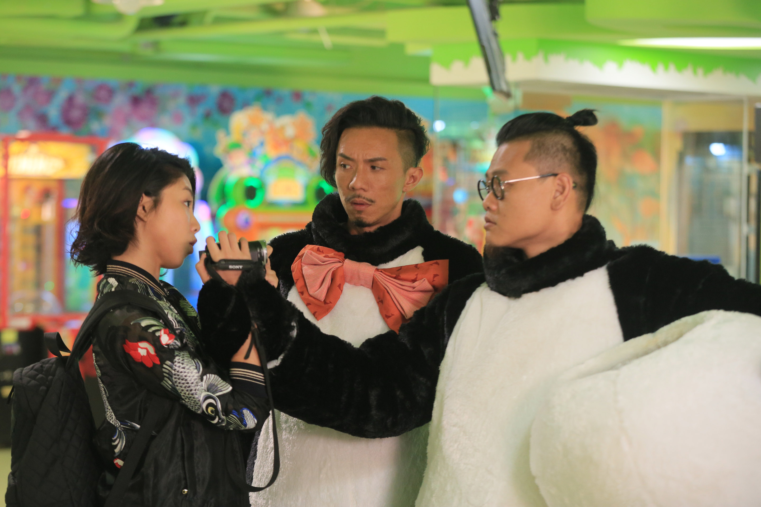 白只（右）跟顏卓靈（左）這對金馬情侶檔在電影《今晚打喪屍》合作，兩人都表示不尷尬。