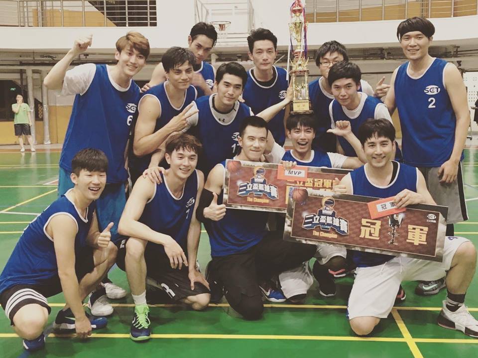 涂善存（二排左三）日前參與三立盃籃球賽，和張軒睿（一排左二）、孫沁岳（二排左一）等鮮肉男演員一同奪冠。