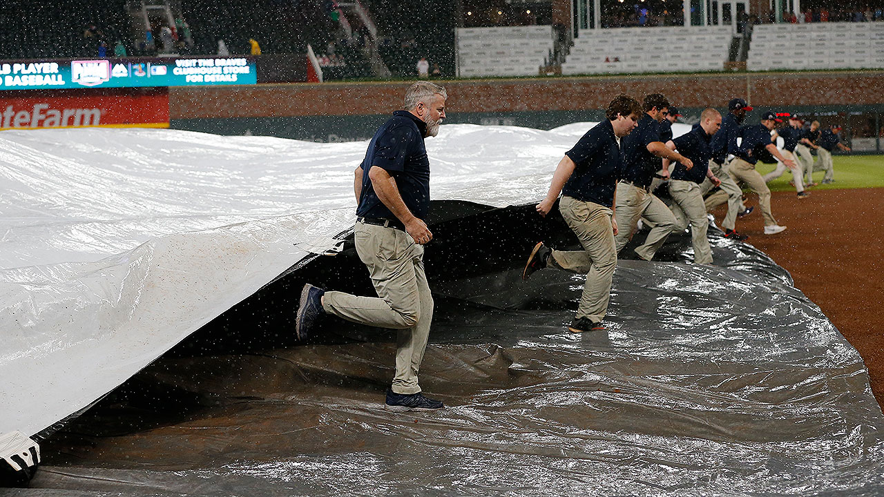 棒球場多為露天場地，遇雨延賽也是為了保護球員。而亞特蘭大勇士隊在雨天找到事做了。（圖／美聯社）
