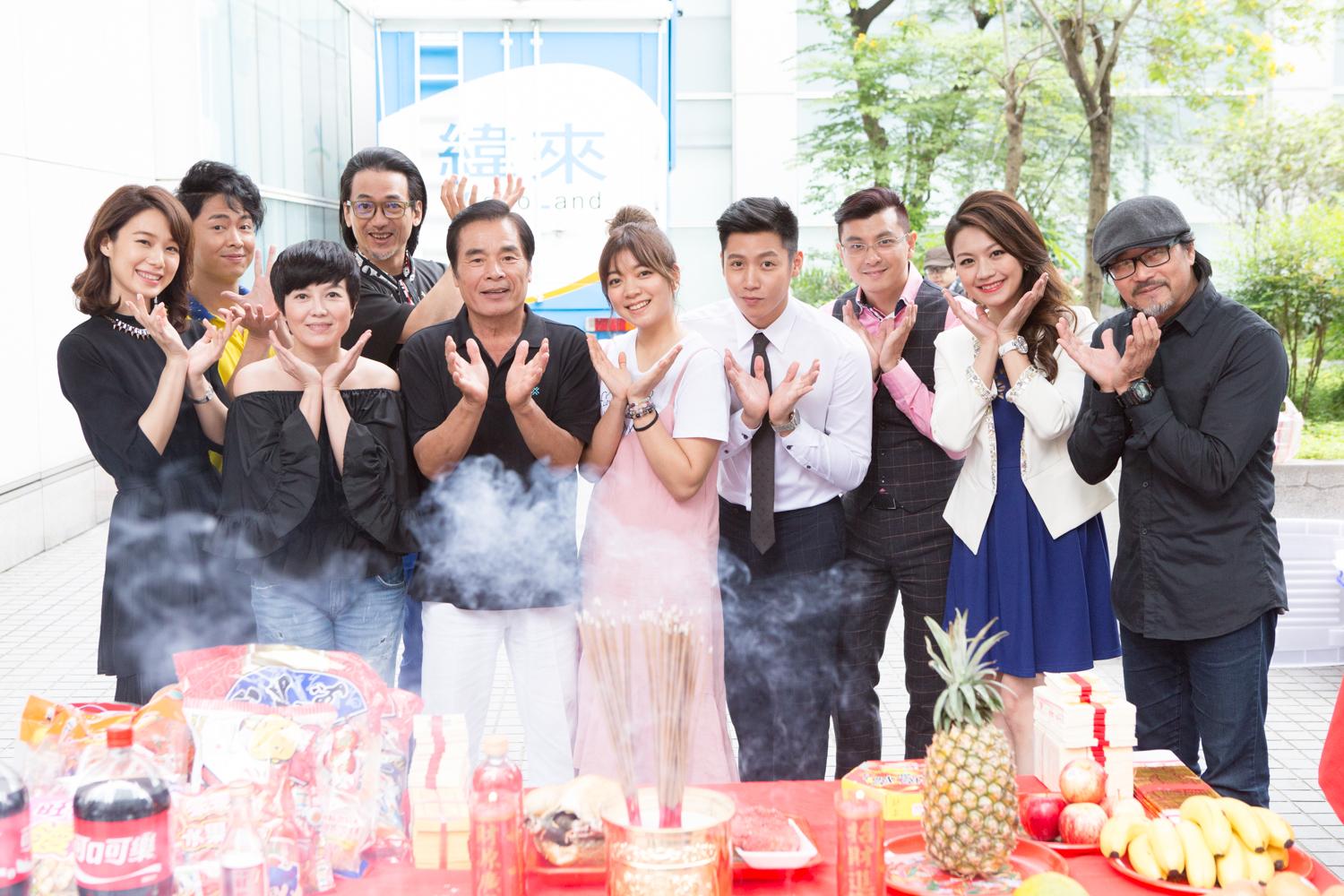 《花開大富貴》今舉行開鏡儀式,演員全體到齊。