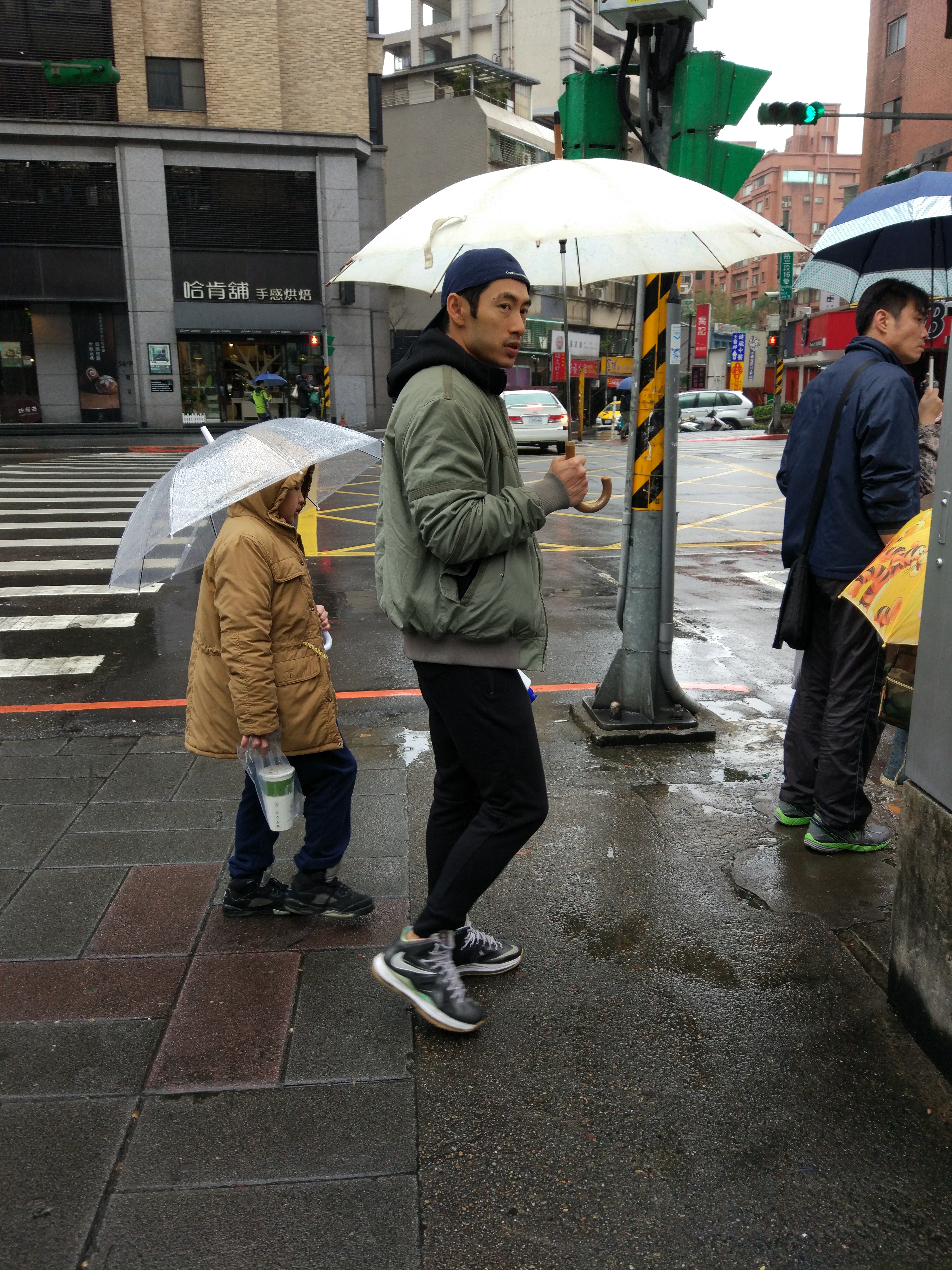 從換尿布、洗澡一手帶大孩子,路斯明現在帶小孩走在街頭,也輕鬆很多。