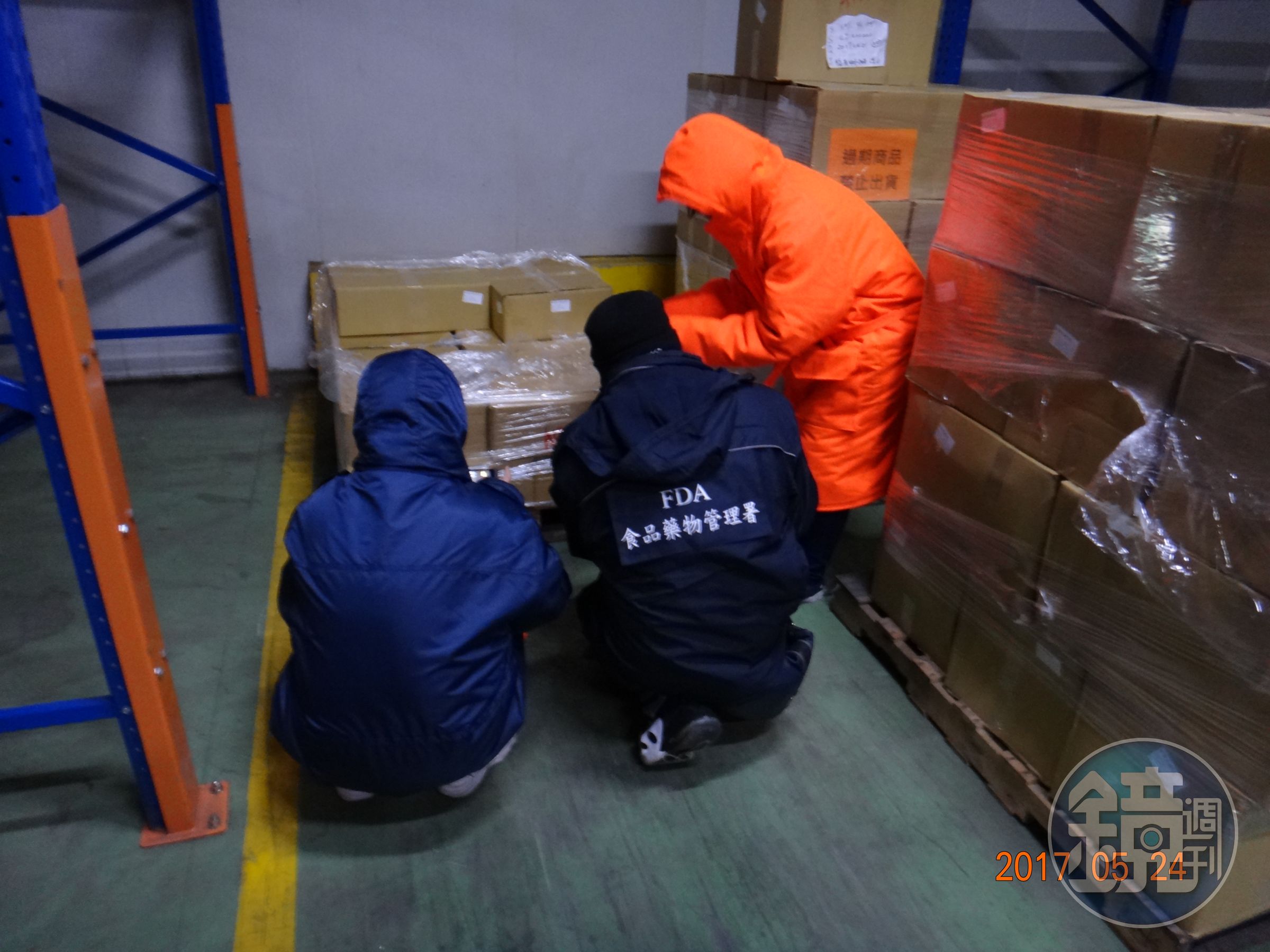 衛生局稽查人員前往冷凍工廠，查扣過期斑節對蝦1千多公斤。