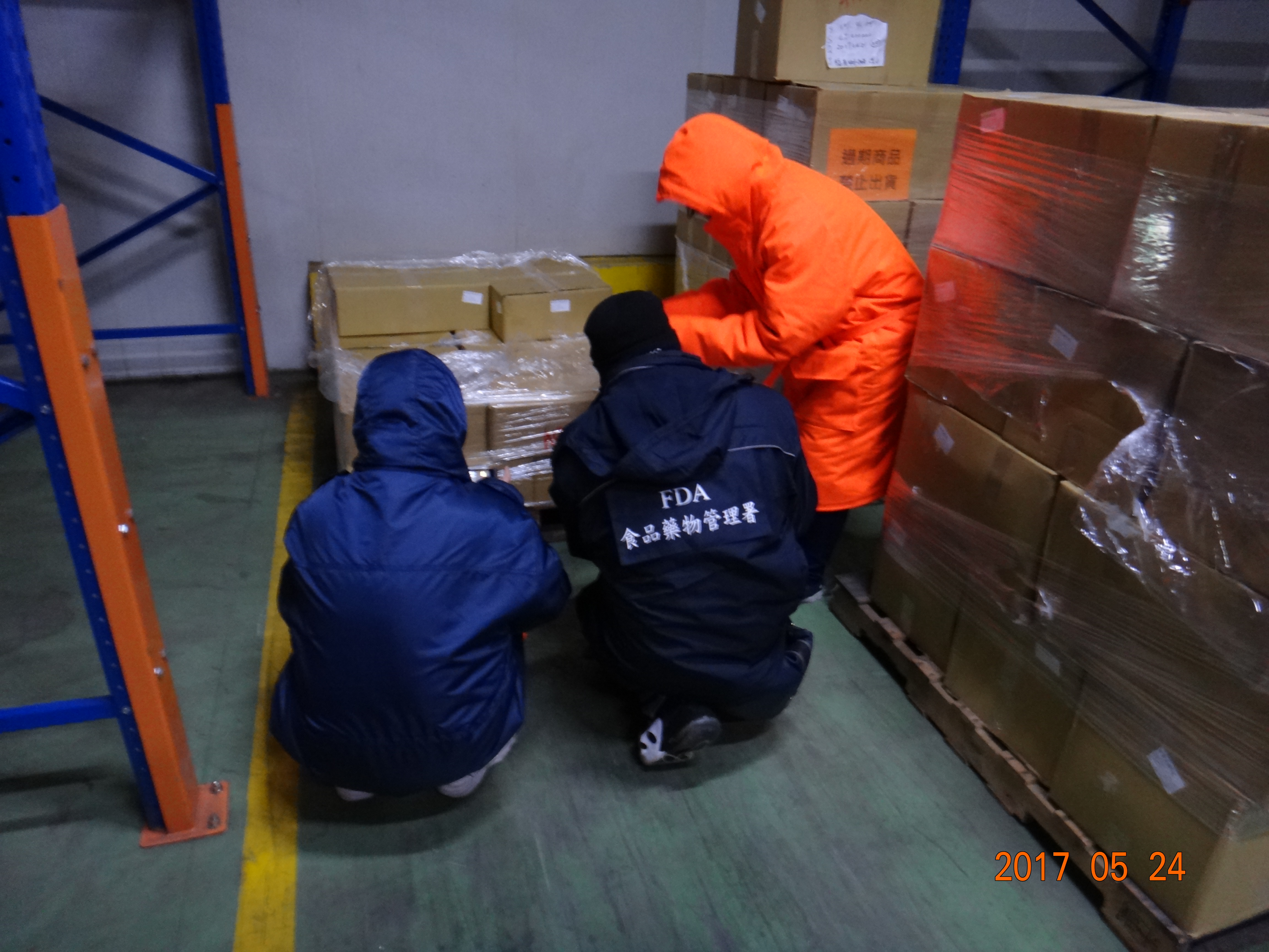 衛生局稽查人員前往冷凍工廠，查扣過期斑節對蝦1千多公斤。