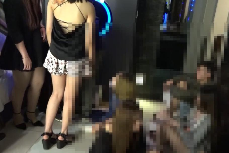 年僅22歲的王嫌，除了藥頭的身分外還身兼酒店經紀，更透過毒趴來尋找適合下海的酒店妹。