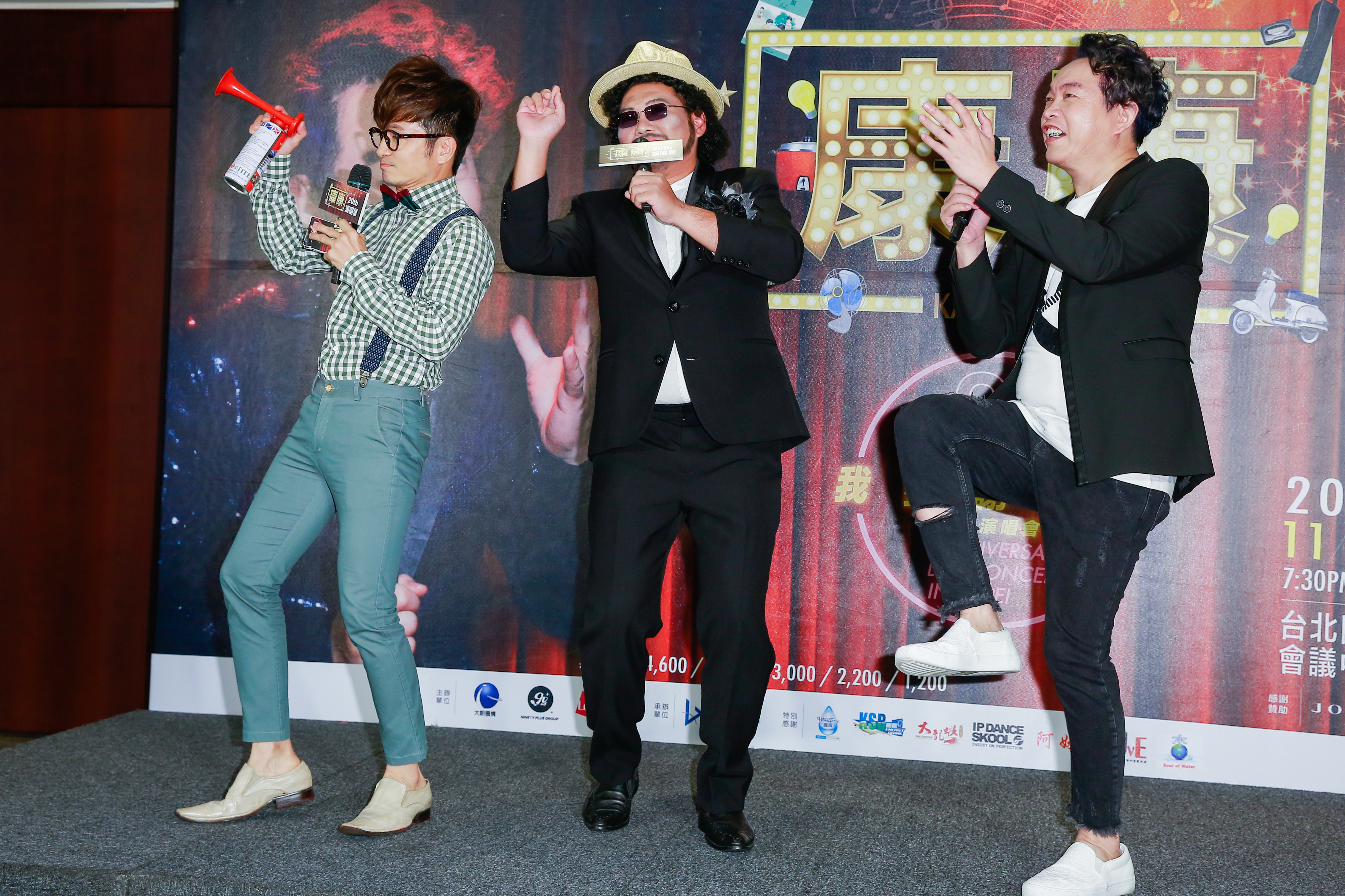 康康將於11月11日舉辦睽違10年的售票演唱會「我要謝謝你」，記者會上還找來唐從聖(左)擔任主持人，並請人假扮張菲。