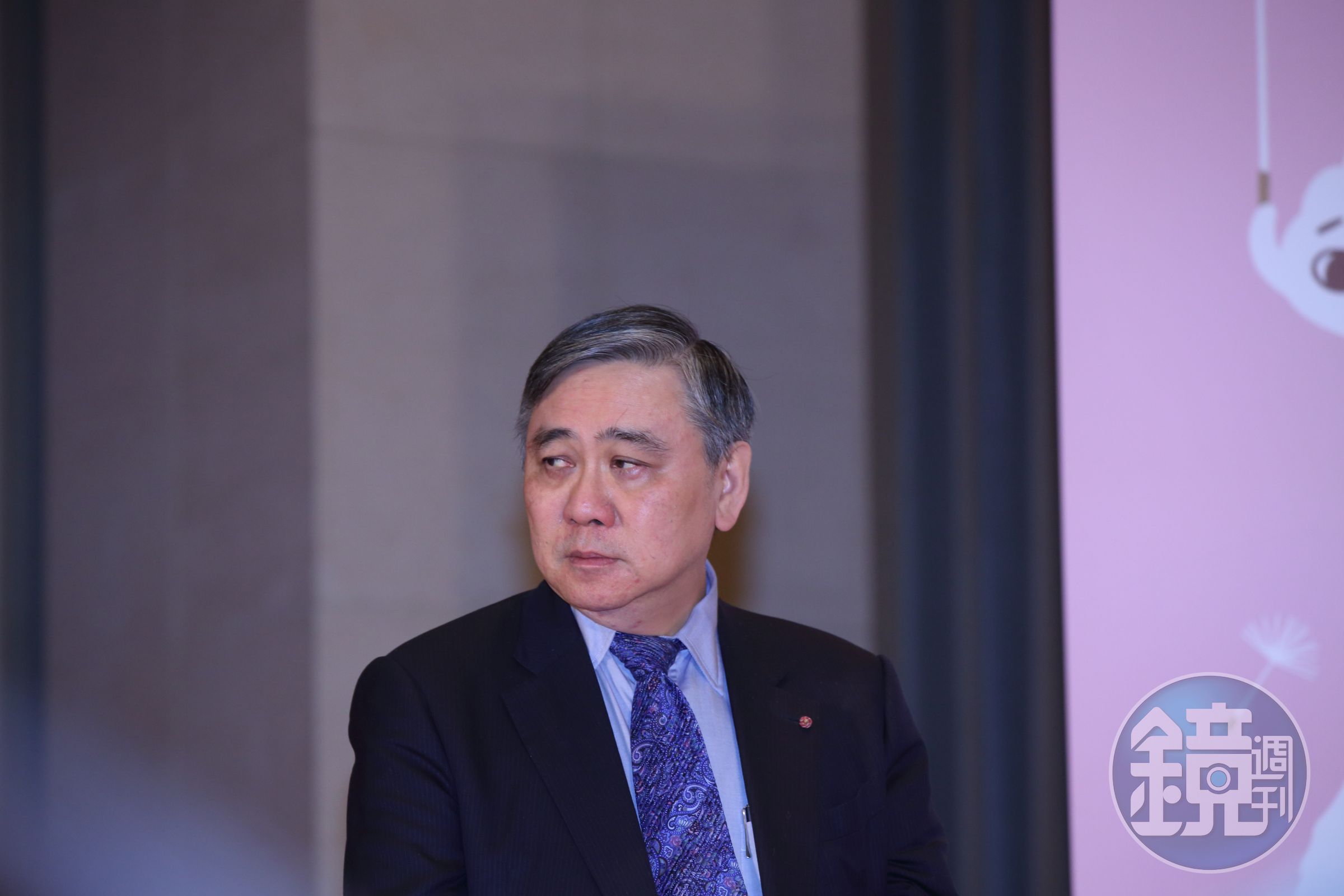 王文洋手握4%民間投資股權，成為挺郭、反郭兩派積極延攬的對象。