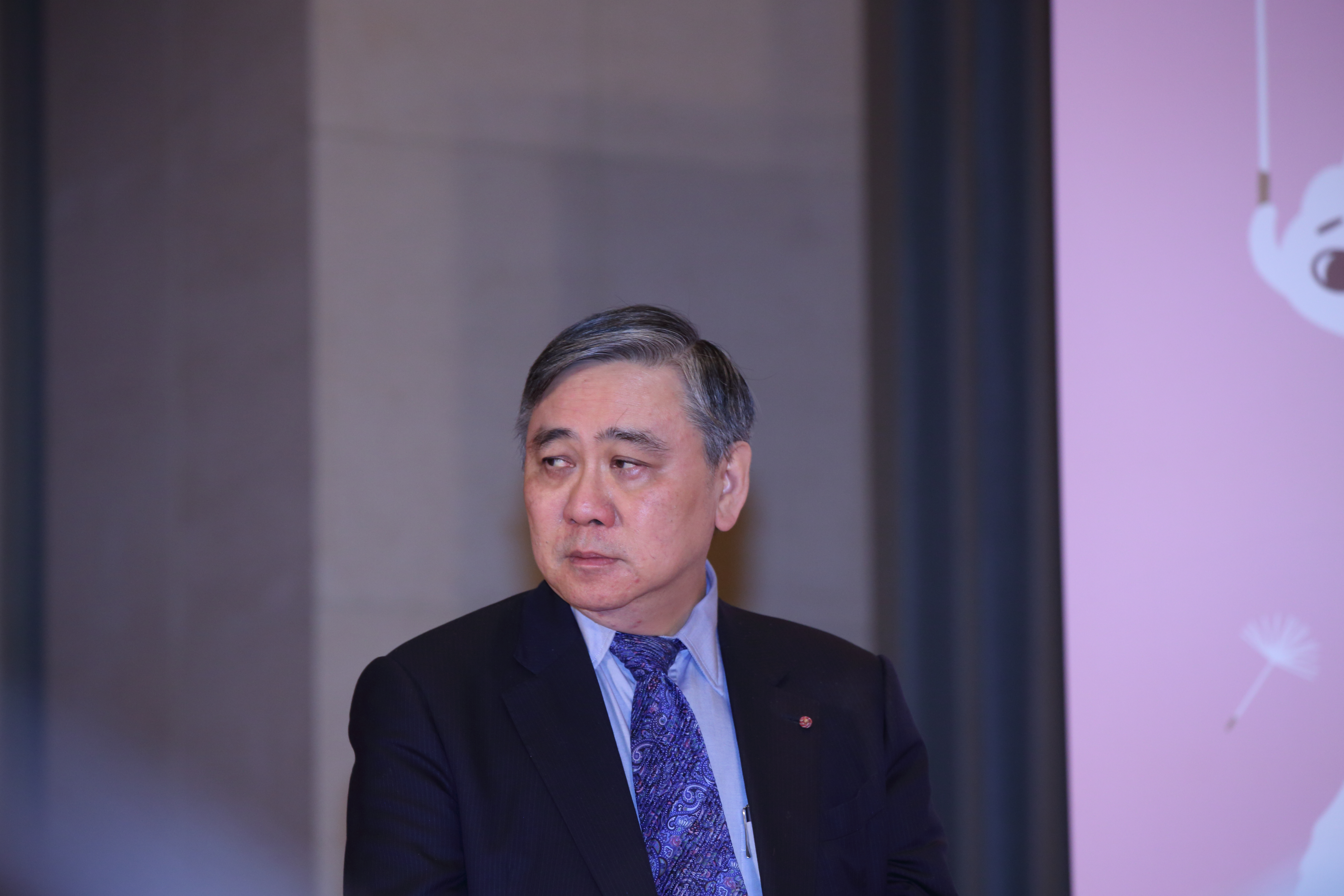 王文洋手握4%民間投資股權，成為挺郭、反郭兩派積極延攬的對象。