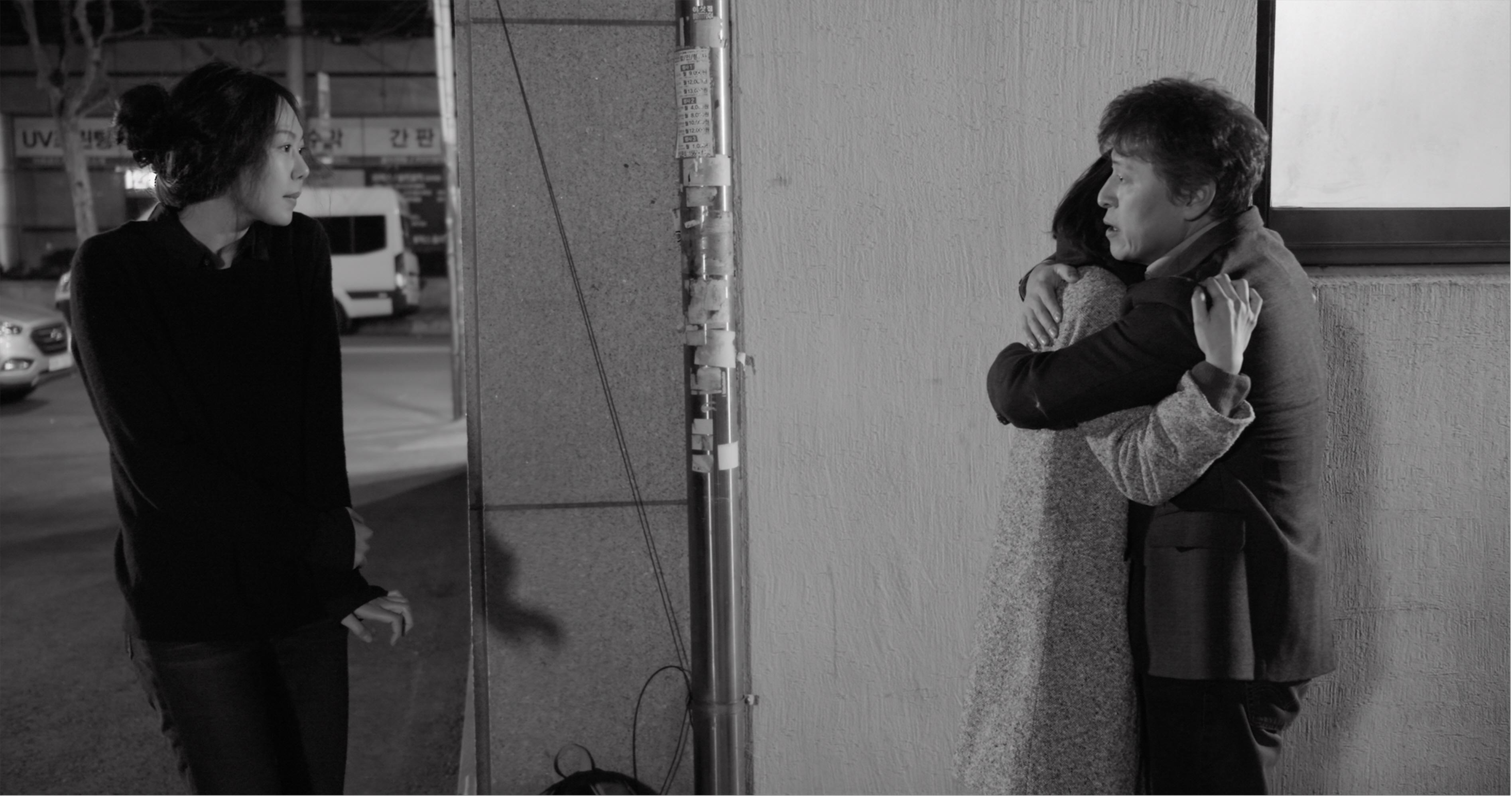 洪尚秀執導的《今後》剖析了出軌男人的懦弱，女主角正是與他鬧不倫戀的柏林影后金敏喜（左）。