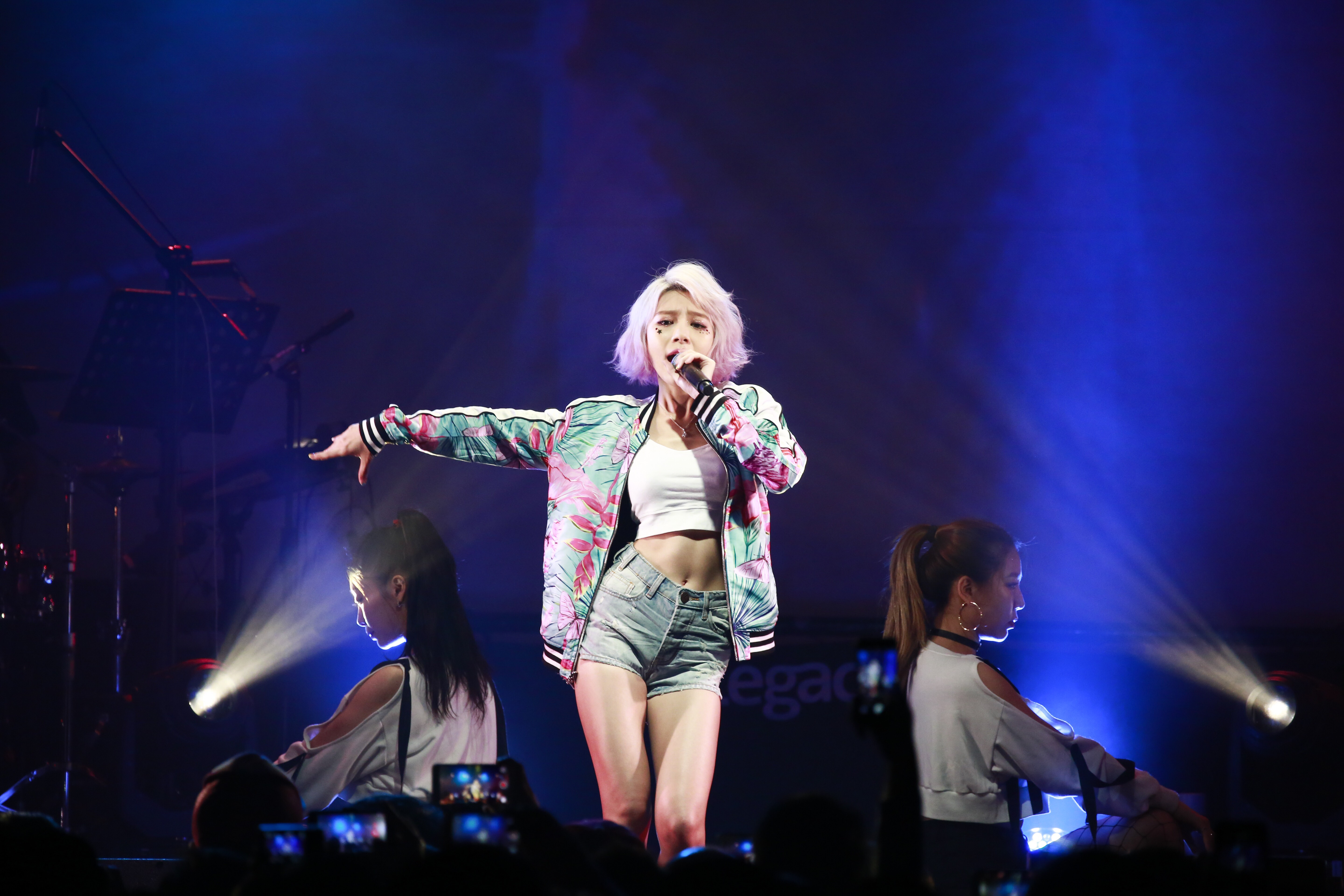 大馬女神林明禎舉辦售票演唱會，露出好身材及小蠻腰吸睛。