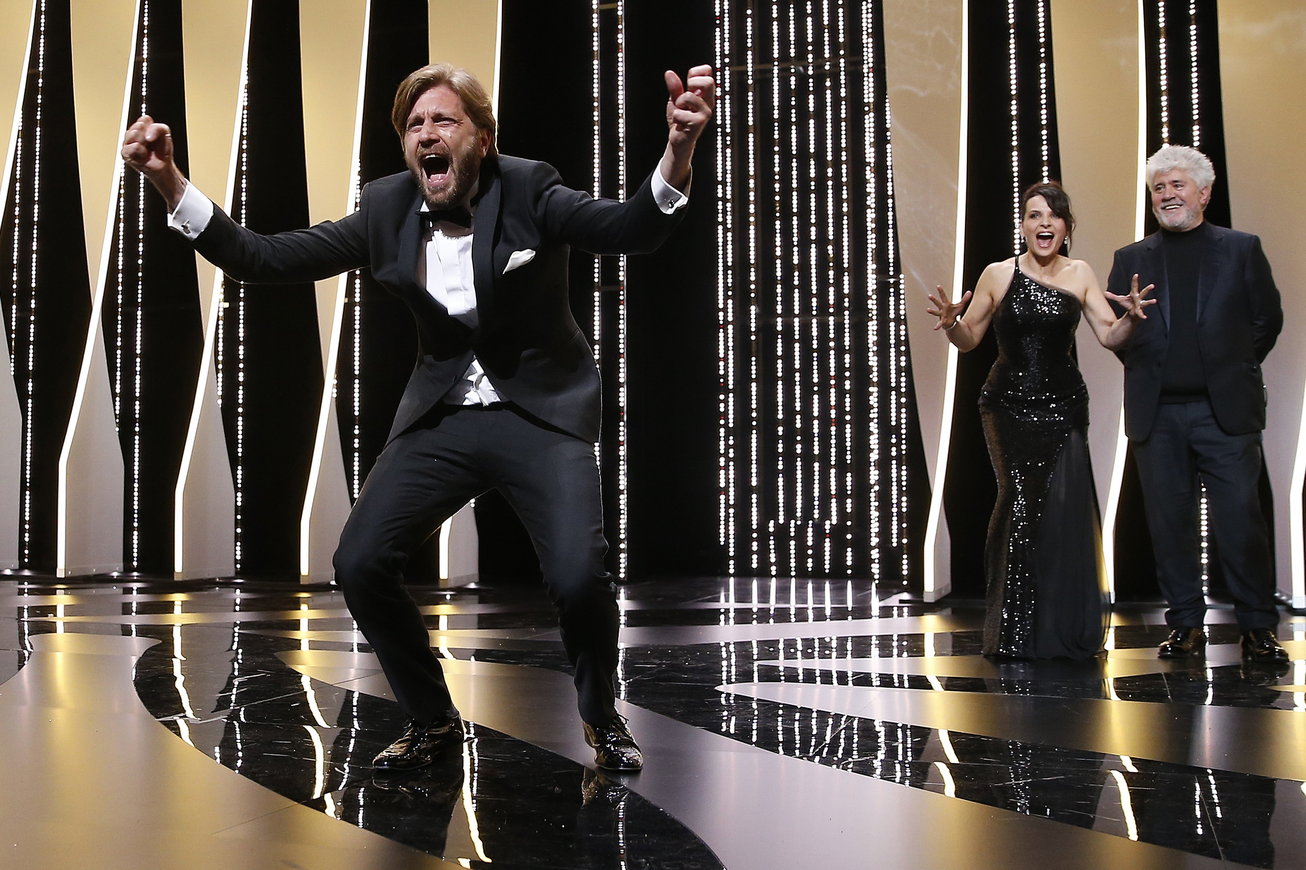 《廣場風暴》獲得本屆坎城影展最佳影片金棕櫚獎，導演魯本奧斯倫開心大吼。