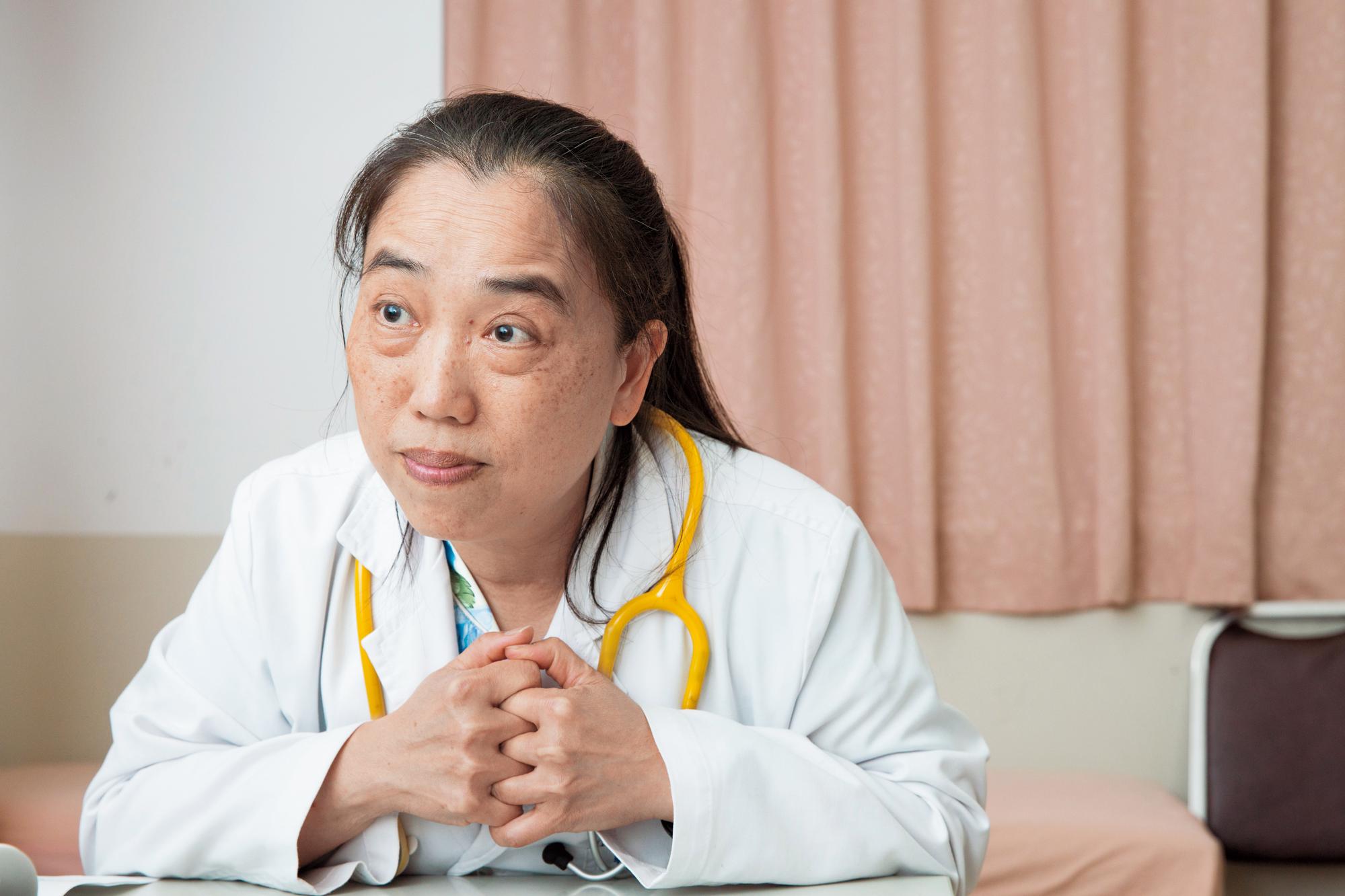 台北市聯醫婦幼院區婦幼小兒科主任方麗容說明網購母乳的高風險。